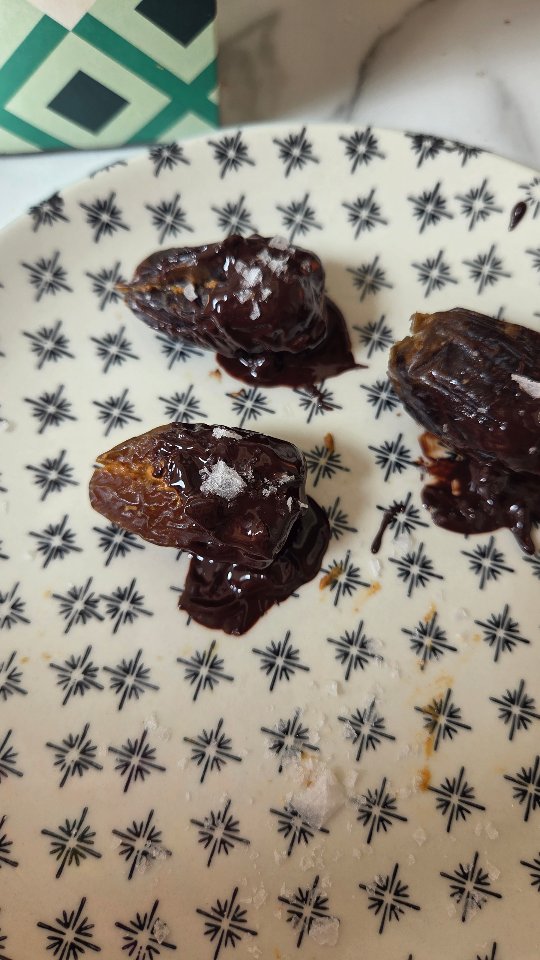 The perfect low sugar, high fibre sweat snack. What more could a girl who has to wear a bikini in 4 weeks ask for π
This type of snack will not leave you asking for more, the peanut butter and dates provide some protein, some fat and lots of fibre. Satisfaction π
Give it a go π