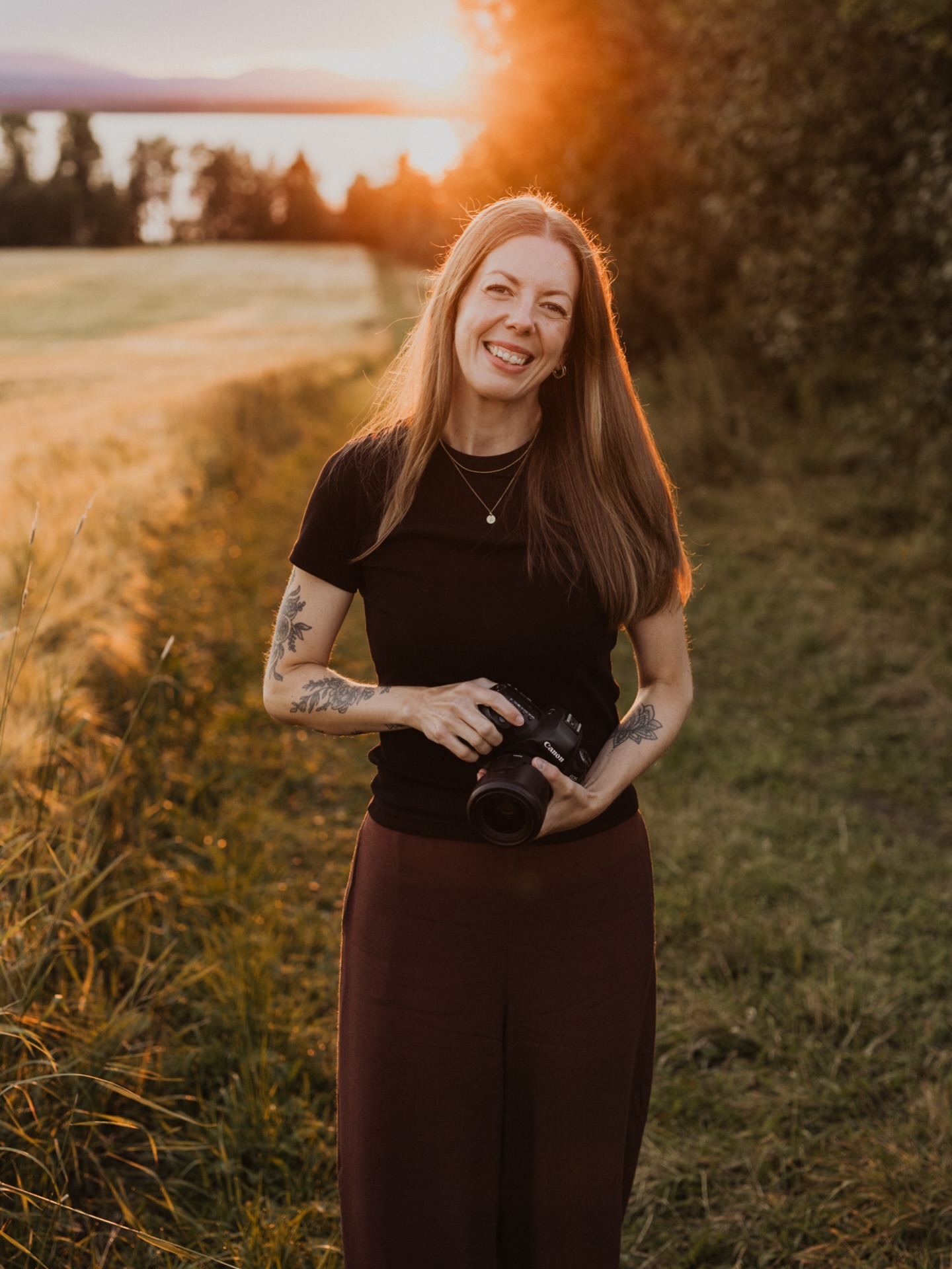 Hos mig får ni en bröllopsfotograf som..
..har varit på bröllop som fotograf, gäst och brud, så jag sitter på massor av tips som jag gärna delar vidare med er. Några av de många saker som jag tagit med mig efter ett gäng år i bröllopsbranschen är vart jag ska stå under er vigsel för att fånga de bästa ögonblicken, hur lång tid alla olika delar av dagen tar, hur jag hittar de bästa fotoplatserna åt er, hur och var man fäster corsagen, att säkerhetsnålar är bra att ta med, vilka detaljbilder som är fina att ta, att hela tiden skanna av era gäster för fina ögonblick och känslor, hur man styr upp härliga gruppbilder, hur jag få er avslappnade under fotograferingen och ser till att vi har kul tillsammans, fånga era äkta känslor och massor massor mer!
Hos mig hittar ni en fotograf som fokuserar på känsla och stämning, där kärlek, fina detaljer, relationer och en jäkla massa skoj står i fokus. Jag skulle beskriva mitt sätt att jobba som jordnära och avslappnat, varma toner med naturen som inramning och äkta känslor över perfektion. Släng in lite gapskratt, rörelse, mysiga kramar och en massa ”oooh” och ”herregud sååååå fint” från min sida så har vi ett färdigt recept! Er bröllopsdag är det största just nu och mitt mål är att ni känner er trygga och avslappnade från start till mål 🧡
Mer info finns på min hemsida som är länkad i profilen. Det går även bra att skicka DM eller kommentera här nedan så berättar jag mer eller skickar länk 🥰