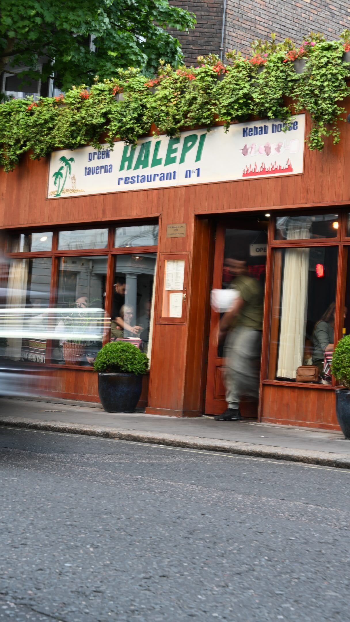 Kosta prepares a beef stroganoff at @halepirestaurant. 🇬🇷🇨🇾
.
#beefstroganoff #greekfood #foodie #londonfoodie #londonfood
