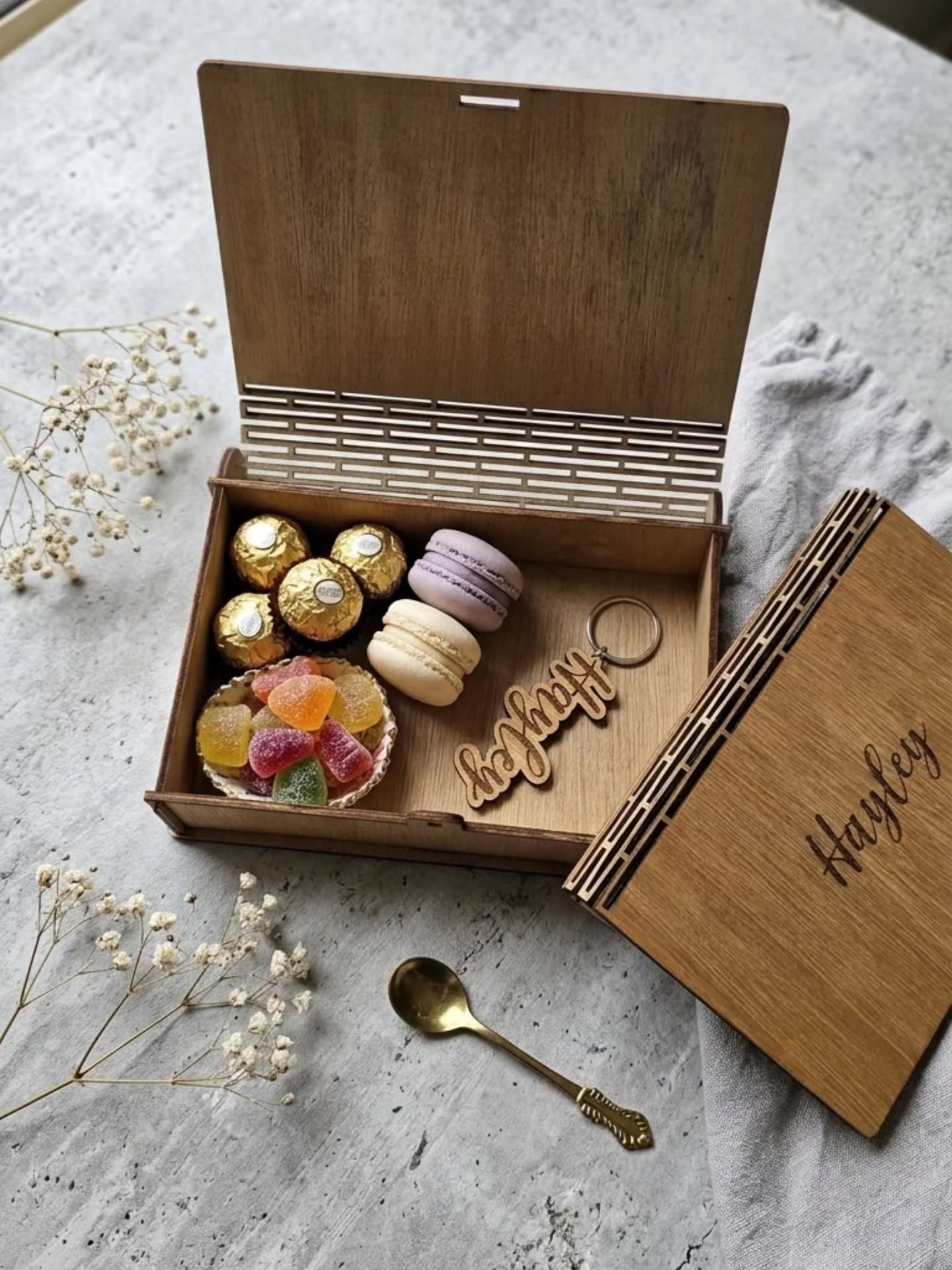 It’s all in the details. From the laser-cut 'living hinge' to the custom engraving, this set is designed to be kept forever. 💕
📍Somerset West | 081 879 4603 | info@creatifhelderberg.co.za
#lasercutting #engraving #giftbox #giftideas #customisedgifts