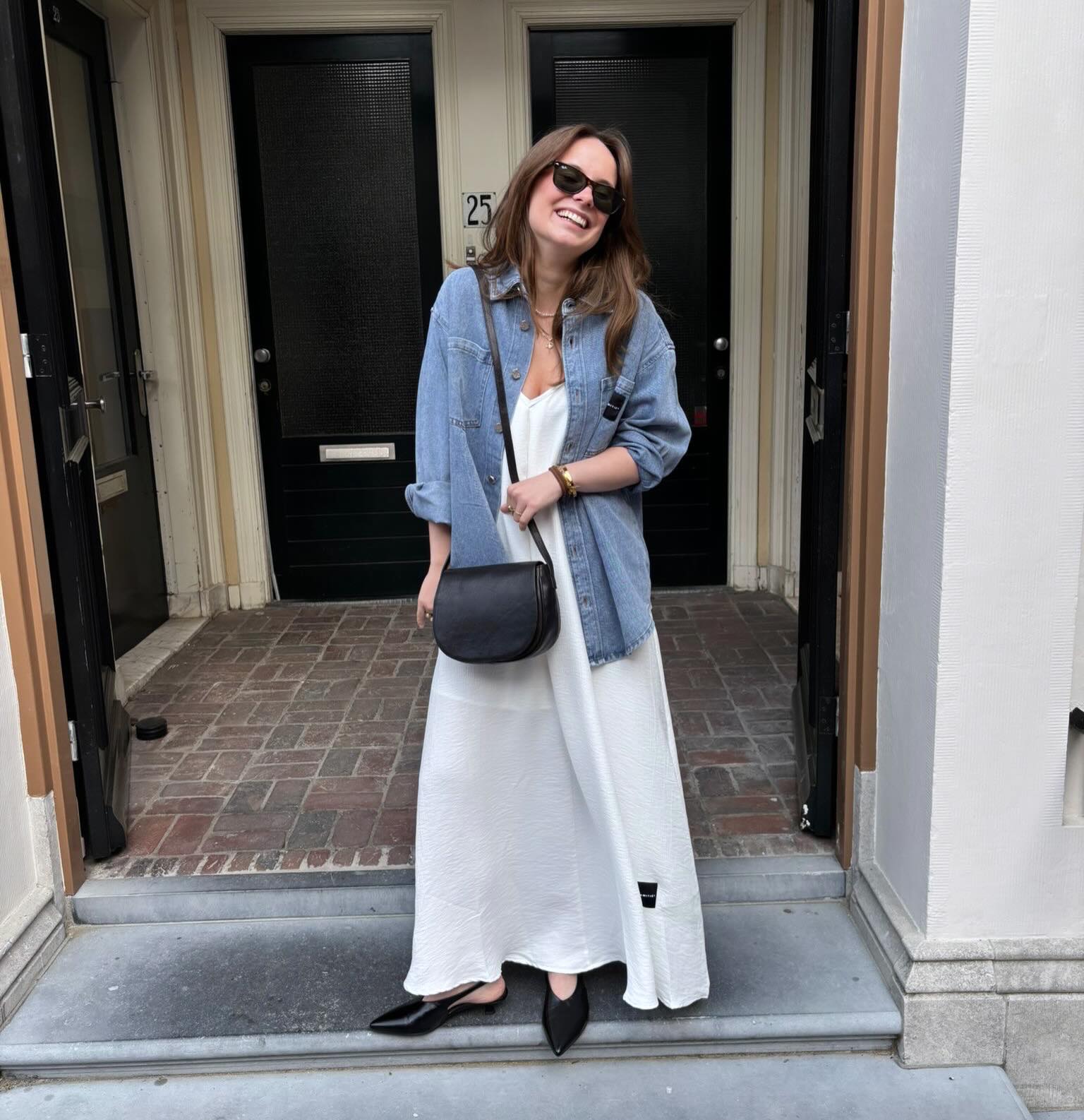 De combinatie van een luchtige witte maxi dress met een oversized denim blouse van @haute_lamitie_official geeft precies die nonchalante look waar we van houden. Afgestyled met zwarte accessoires voor een tijdloze touch.
#hautelamitie #ootd #minimalstyle #scandistyle #woodwassenaar
