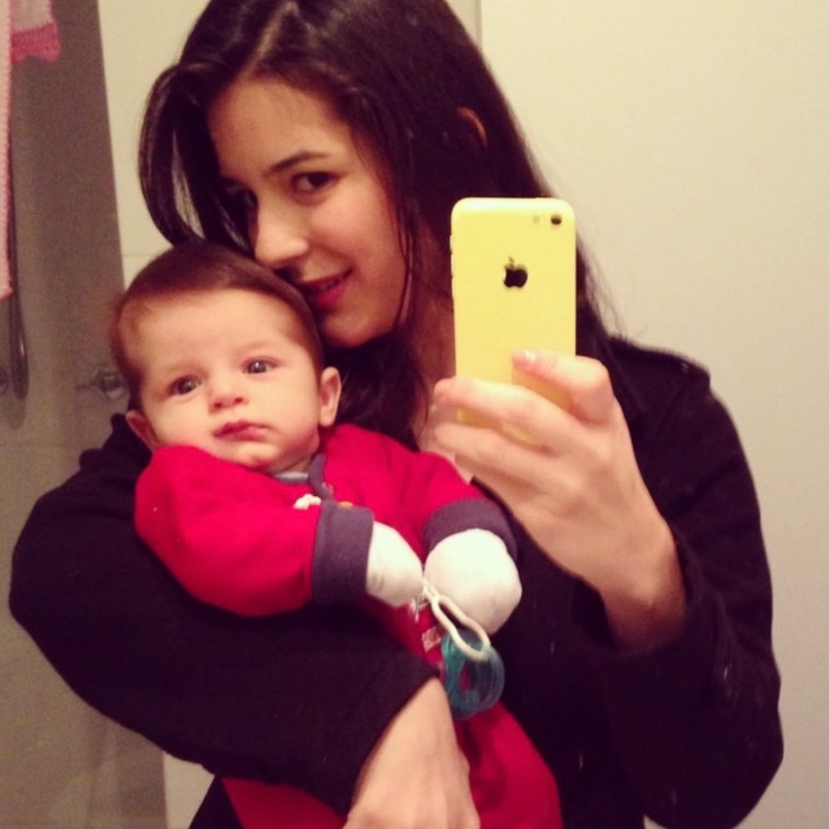 Feliz aniversário, meu filho!
Hoje celebramos os seus 12 anos, e meu coração transborda de gratidão a Deus pela sua vida. Quando penso em tudo o que você é para nós, para mim e para a nossa família, consigo ver o quanto Deus é maravilhoso e o quanto eu não mereço tantas bênçãos.
Você, filho, é uma dessas bênçãos que realmente eu não mereço. Um filho amoroso, corajoso, parceiro… alguém que, muitas vezes, com um simples sorriso consegue desmontar o meu coração duro.
Quando tudo parece difícil e turbulento, eu olho para você, e para seus irmãos, e percebo que vocês são tudo o que realmente eu preciso.
Desejo que você continue com esse coração grande e tão bonito, esse mesmo coração que, em uma semana agitada, olhou para mim com carinho e disse: “Poxa, mamãe, bem que você poderia estar grávida.”
Enquanto muitas pessoas veem os bebês como um fardo, ou uma família grande como algo difícil, você, com seu olhar amoroso e seu coração generoso, conseguiu acalmar o meu coração com uma simples frase.
Filho, eu sempre estarei aqui por você. Peço a Deus que cuide, proteja e zele pelo seu coração. Que você continue sendo essa pessoa linda, bondosa e especial.
Que seu novo ano seja cheio de alegria, saúde, amor e da presença de Deus em cada passo.
Eu te amo hoje, amanhã e por toda a eternidade.
Feliz aniversário, meu amor!
