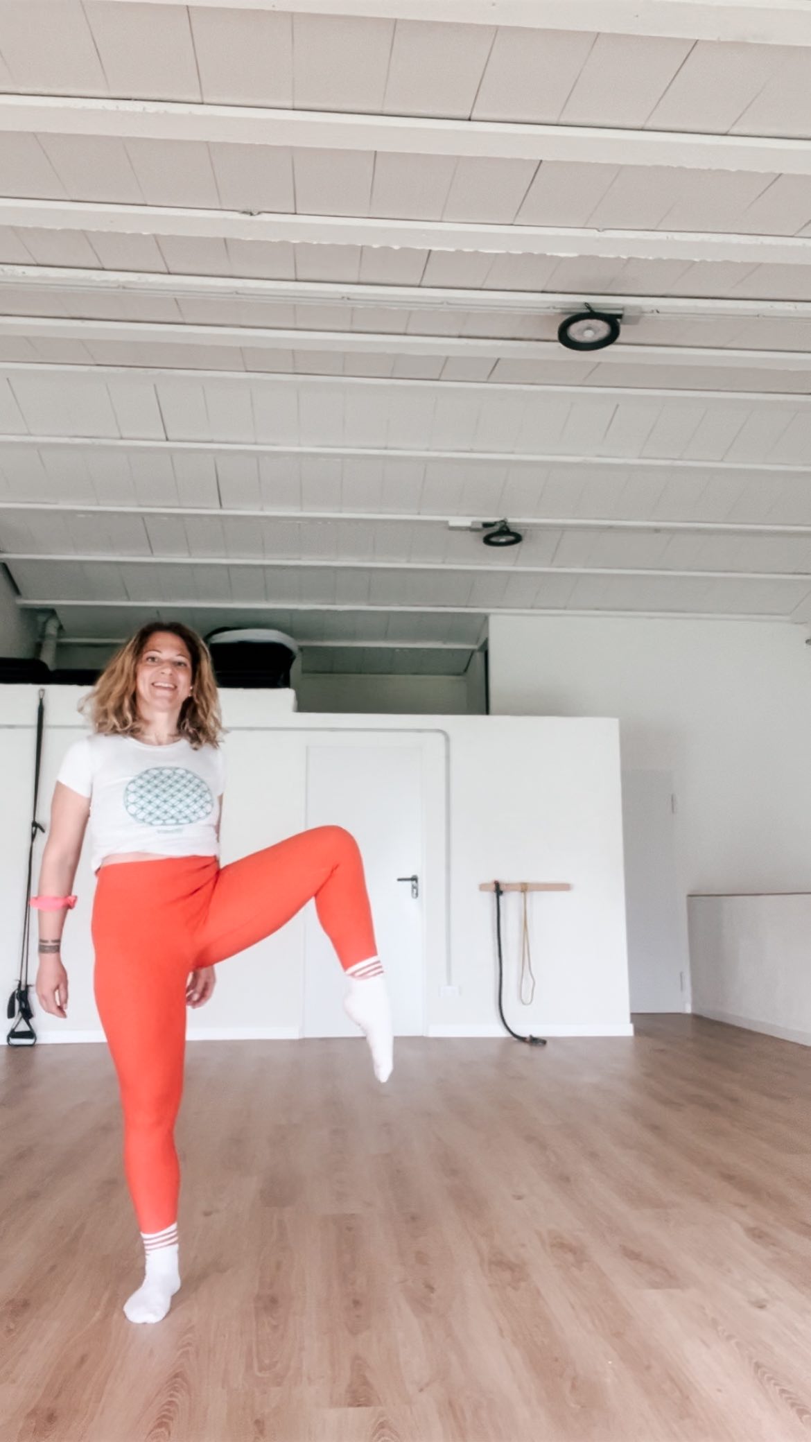 A veces nos obsesionamos con el «cuánto»:
cuántos años cumplimos, cuanto cuesta esto y aquello, cuántas horas le dedicamos al mundo exterior.
El Yoga me enseñó que la única cifra que importa es cuántas veces te has elegido a ti misma hoy 🌿
Hacer Hanumanasana (este split) es mucho más que flexibilidad; representa un salto de fe.
Es el gesto de lanzarse hacia lo que el corazón dicta, confiando en que el cuerpo y la vida encontrarán el camino para sostenerte.
Cuando te atreves a dar ese salto hacia tu verdad, tu cuerpo no solo te sigue, sino que se vuelve fiel a esa elección y vibra en absoluta consonancia.
No es elasticidad, es voluntad.
No es tiempo, es presencia ✨
No cuentes los años, cuenta las veces que has escuchado a tu intuición y has saltado.
¿Qué salto de fe has dado hoy por ti? Te leo 👇
#Hanumanasana #SaltoDeFe #splitchallenge #EscuchaTuCorazon #Consciencia