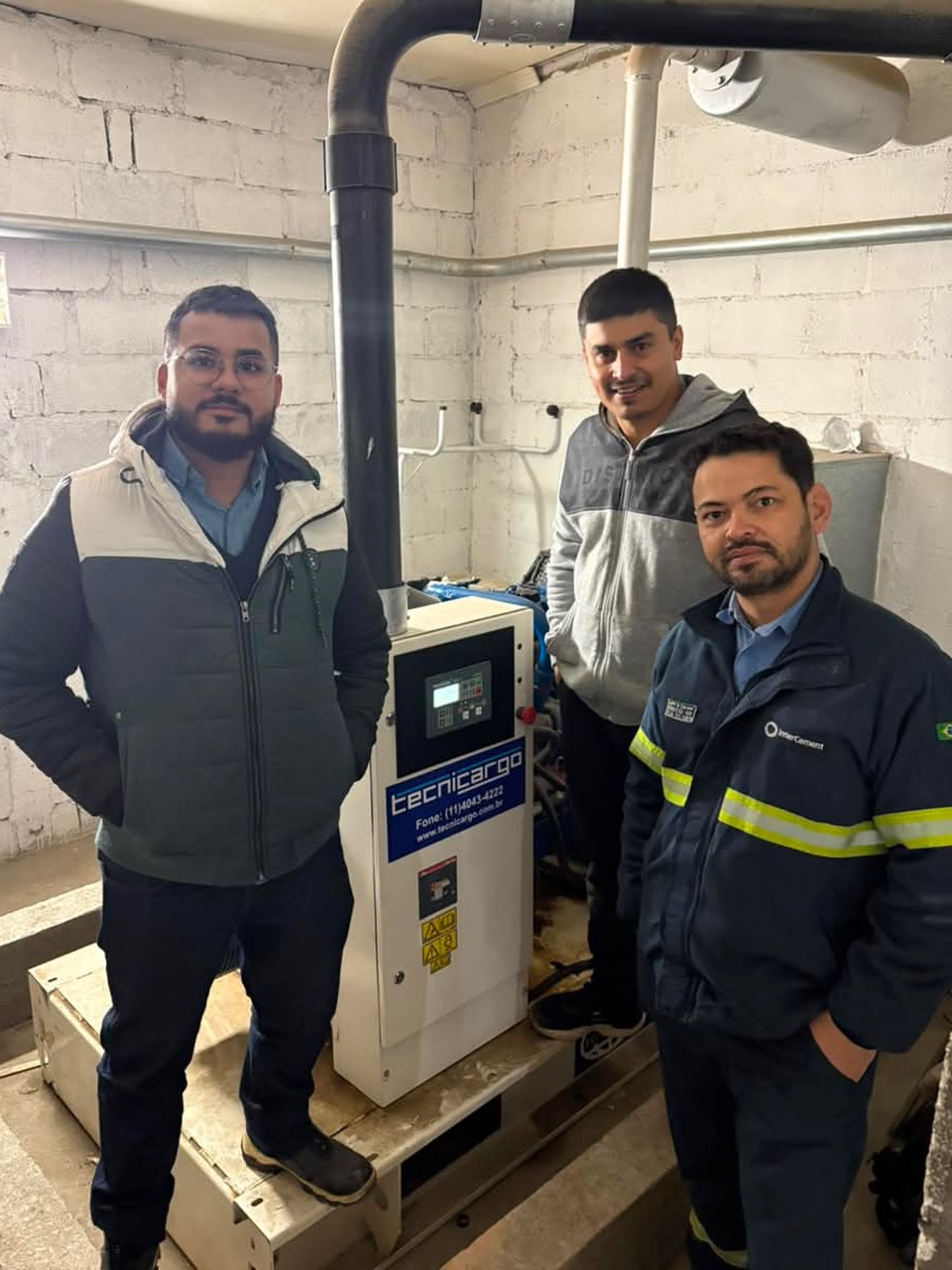 No dia 13 de maio, o gerador de energia do hospital apresentou problemas técnicos. Todos conhecem a importância fundamental de um gerador em um ambiente hospitalar, garantindo a continuidade e a segurança dos atendimentos prestados à população.
Diante da situação, foi solicitado apoio técnico à equipe da Intercement. Em pouco tempo, os colaboradores Kaleu, Leandro Angélico e Gustavo Batista se colocaram à disposição e compareceram à instituição para realização de testes e avaliação do equipamento.
Leandro Angélico atua como coordenador da manutenção elétrica, Gustavo Batista é engenheiro de manutenção elétrica e Kaleu engenheiro mecânico. Com competência, dedicação e profissionalismo, a equipe conseguiu identificar o problema e realizar os reparos necessários, restabelecendo o pleno funcionamento do gerador.
Registramos nossos mais sinceros agradecimentos pelo empenho, comprometimento e espírito de colaboração demonstrados. É motivo de grande satisfação contar em nossa cidade com profissionais tão capacitados, solícitos e comprometidos com o bem-estar da comunidade.
@intercement_brasil @institutointercement