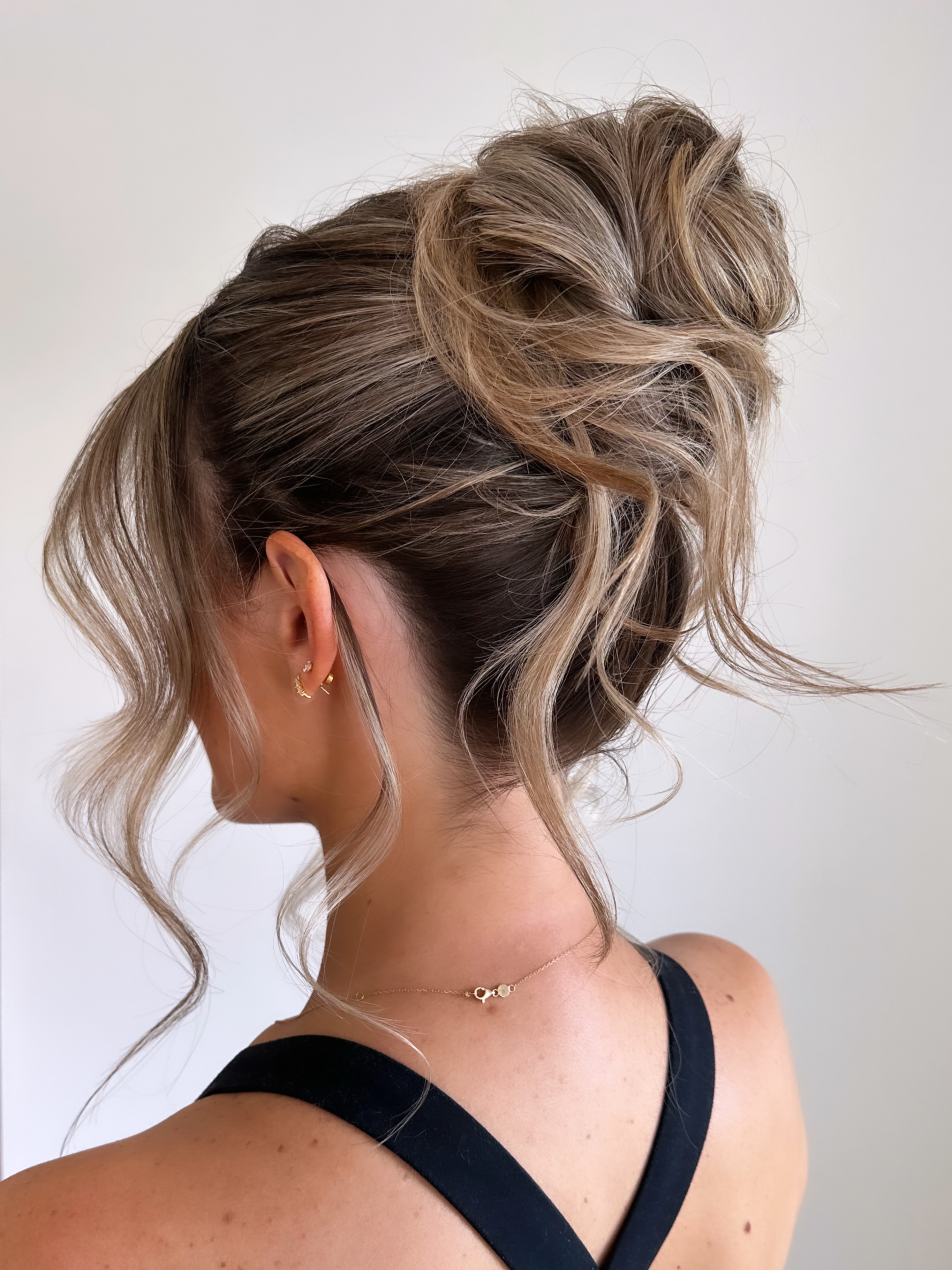 When the bridesmaid hair inspo is THE piled high updo of my dreams. Think Kim K meets Pamela Anderson 🤝
Obsessed!
Using @schwarzkopfpro
#updo #bridalhairstylist #weddinghair #highupdo #ghd