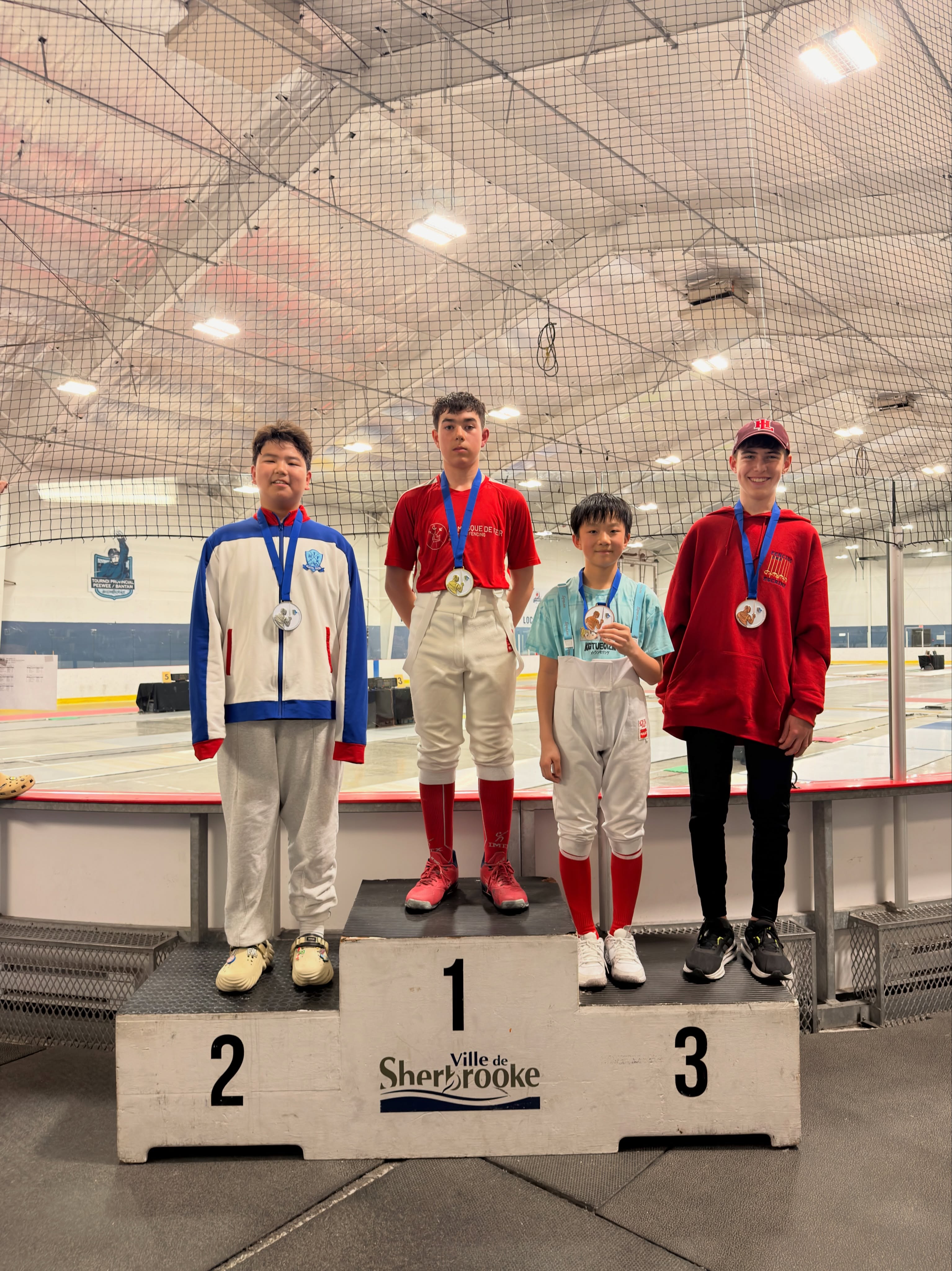 The season ends on a high. ⚔️
This past weekend, our youth fencers competed at the Quebec Provincial Championships. A strong close to the season with some standout moments worth celebrating.
Congratulations to Stefano who claimed Bronze in Division 2 Men’s Épée. 🥉🤺
A proud mention as well to Ravi and Dalia who each earned their first Division 1 elimination wins. Getting better with every tournament, that is the EMR way.
Well done to all our fencers who competed this weekend.
- - - - - - - - - - - -
La saison se termine en beauté. ⚔️
Ce week-end, nos jeunes escrimeurs ont participé aux Championnats provinciaux du Québec.
Une belle fin de saison marquée par des moments forts qui méritent d’être célébrés.
Félicitations à Stefano qui a remporté la médaille de bronze en épée masculine de Division 2. 🥉🤺
Une mention spéciale également à Ravi et Dalia qui ont chacun remporté leur première victoire en éliminatioires de Division 1. S’améliorer à chaque tournoi — c’est la philosophie de l’EMR.
Bravo à tous nos escrimeurs qui ont participé ce week-end.