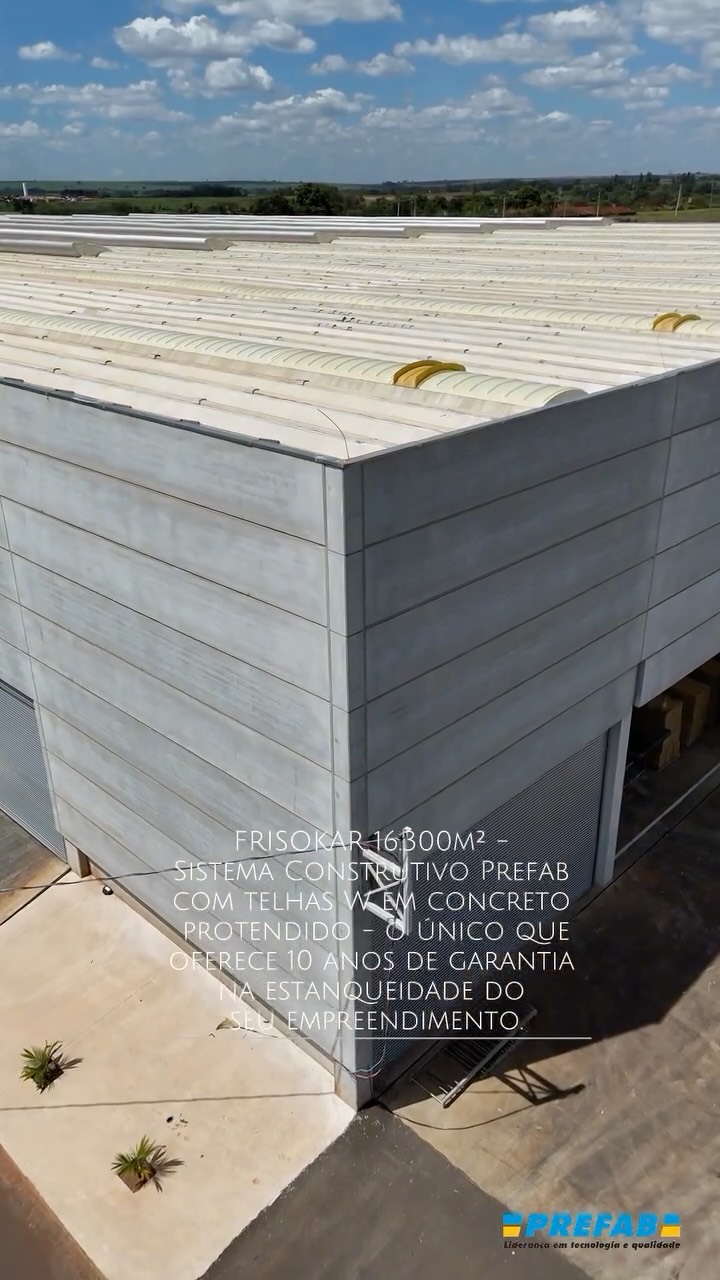 Sistema construtivo que oferece 10 anos de garantia adicional de estanqueidade, a partir da contratação, para todo o Sistema de Cobertura Prefab com Telhas W em Concreto Protendido.
Mais segurança, mais durabilidade e zero dor de cabeça com vazamentos.
Com cumeeiras de concreto de fácil instalação e vedação eficiente, a cobertura dos nossos clientes está protegida contra chuvas e infiltrações.
📍Frisokar
Prefab – líder em qualidade e tecnologia.
Conheça mais sobre a nossa marca:
www.prefab.com.br