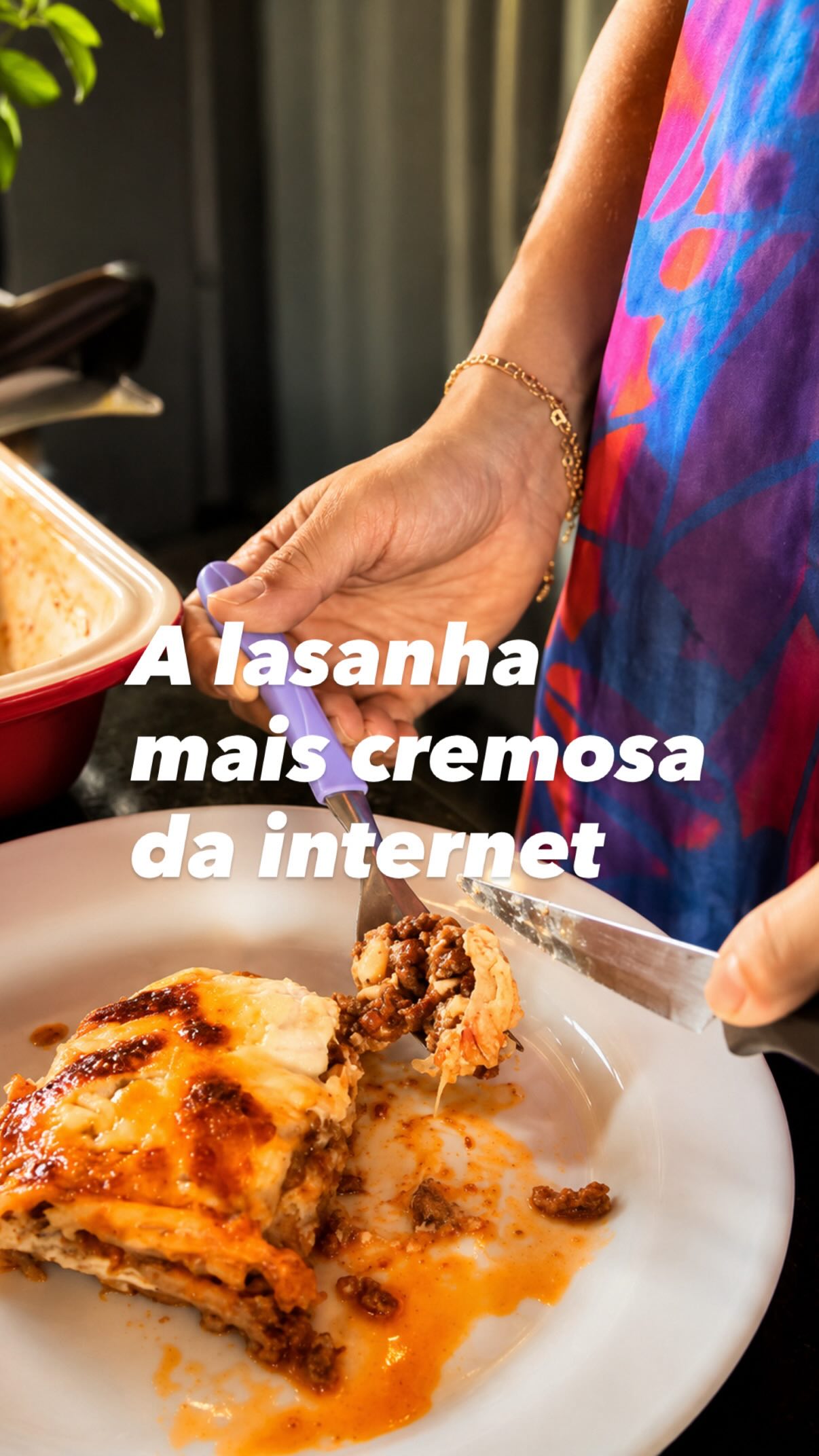 🍝 LASANHA CASEIRA
Daquelas receitas que deixam a casa inteira com cheiro de comida boa 🤌🏼
Usei:
• alcatra moída + acém moído
• massa fresca para lasanha
• molho branco
• catupiry
• queijo muçarela
E fui repetindo as camadas até montar tudo ✨
Depois:
forno a 200 °C com papel alumínio por 30 minutos e finalizei dourando até chegar nesse gratinado absurdo 🫠
Pode apostar, essa deixa todo mundo babando 🤤 🍝👇
#lasanhacaseira #receitafacil #conexaonutris