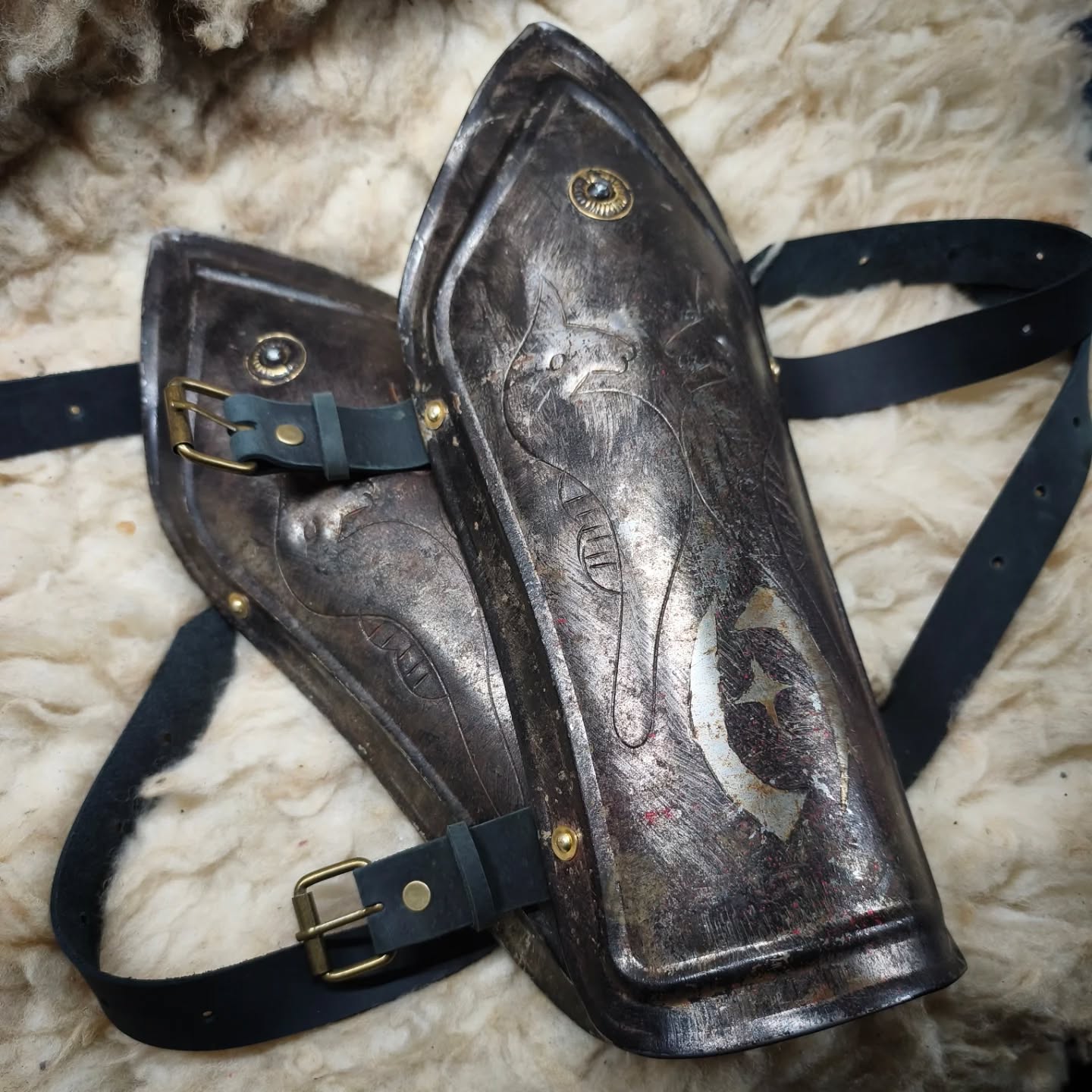 Replacement straps finished for these greaves.
Thicker leather straps with solid brass rivets.
Should last a good few years.