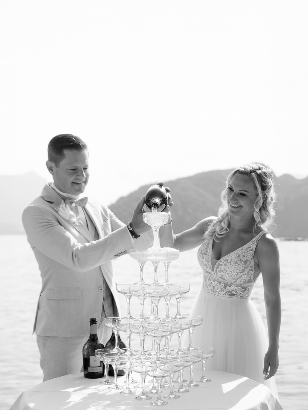 Zwischen Champagnergläsern, Sommerlicht und den Menschen, die einen ein Leben lang begleiten.
Für mich sind Hochzeiten nicht nur wunderschöne Details oder elegante Orte.
Sondern vor allem diese kleinen, echten Momente dazwischen — die man nicht planen kann, aber niemals vergisst. Braut @silvis_moments
Sandra Schröder
Elegante & emotionale Hochzeitsreportagen
für moderne, stilbewusste Paare
• SWITZERLAND • GERMANY • AUSTRIA •
www.sandraschroeder-weddings.com