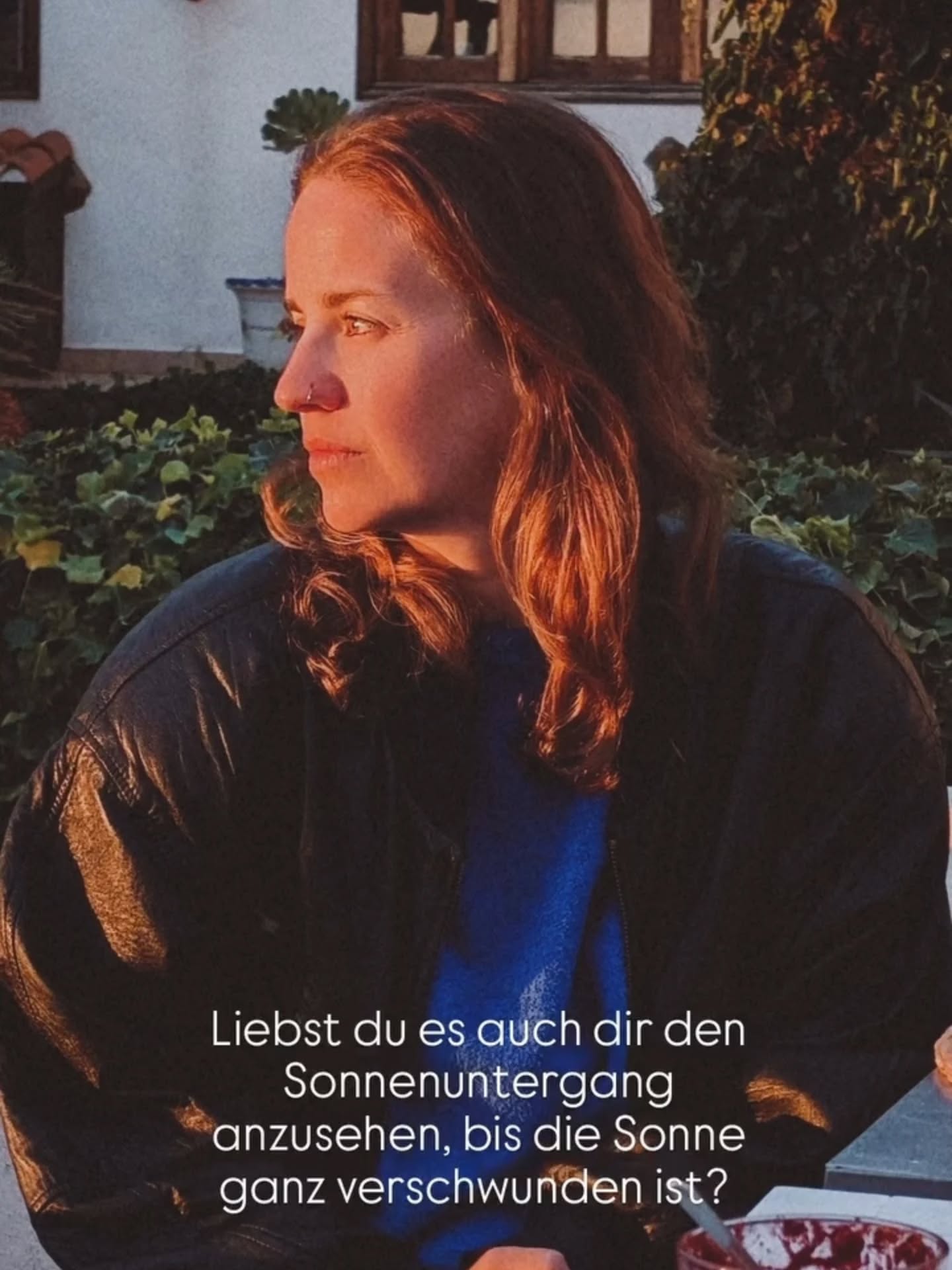 Sonnenuntergänge haben etwas Magisches an sich, oder?
Für einen kurzen Moment scheint die Welt langsamer zu werden. Der Himmel färbt sich in die schönsten Töne, die Sonne vesinkt langsam im Meer und plötzlich wird alles stiller in uns.
Vielleicht berühren uns Sonnenuntergänge deshalb so sehr, weil sie uns daran erinnern, innezuhalten. Durchzuatmen. Dankbar zu sein für diesen einen Tag, für kleine Momente, Begegnungen, Gefühle und all die Schönheit, die uns umgibt. ☀️
Gerade hier auf Teneriffa fühlen sich diese Momente besonders an. Wenn die Sonne im November langsam im Meer verschwindet und der Himmel leuchtet, erinnert uns die Natur daran, wie wichtig es ist, nicht immer nur weiterzurennen sondern auch einfach einmal zu schauen, zu fühlen und zu staunen.
Vielleicht wartet genau dort, in diesen stillen Momenten, wieder ein kleines Stück mehr Verbindung zu dir selbst.
Das nächste Retreat findet am 15.11. bis 20.11.2026 statt. Überzeuge dich von der Schönheit der Sonnenuntergänge finde wieder deine innere Balance und lass dich verwöhnen.
Wir freuen uns auf dich 💜
#yogaretreatteneriffa #auszeit #sonnenuntergänge