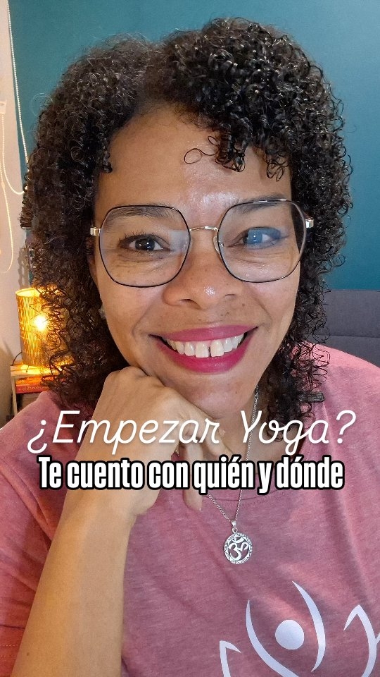 ¿Quieres empezar a Yoga, pero no sabes por dónde empezar? 😅
Que si Hatha, Vinyasa, Yin, Nidra… Y tú solo quieres moverte, respirar y entender qué clase realmente va contigo.
Entonces mayo es un gran momento para empezar. 🧘🏽♀️✨
El 16 y 17 de mayo se celebra el décimo aniversario del Festival Panamá Hace Yoga 2026 en el Centro de Convenciones de Ciudad del Saber.
Me parece de las mejores maneras de acercarse al yoga si todavía no sabes qué estilo es para ti.
En un solo lugar puedes:
✨ probar distintos tipos de yoga
✨ conocer profes y resolver dudas
✨ aprender sobre meditación y mindfulness
✨ tomar clases para principiantes o avanzados
✨ y pasearte por un bazar lleno de cositas yoguis que uno “no necesita”… hasta que las ve 😂
Y sí, yo también voy a estar dando clase. 💛
🧘🏽♀️ *Yoga Mindful*
📅 Sábado 16 de mayo
🕚 11:50 a.m.
Es una clase basada en las prácticas que se usan en muchos programas de Mindfulness para la Reducción del Estrés, con movimiento suave, atención plena y una meditación guiada al final. Ideal para principiantes o para personas que quieren una práctica más amable y consciente.
Así que si este año quieres empezar yoga, tal vez este sea tu momento.
#PanamaHaceYoga #CiudaddelSaber #Mindfulness #Autocuidado #YogaParaTodos