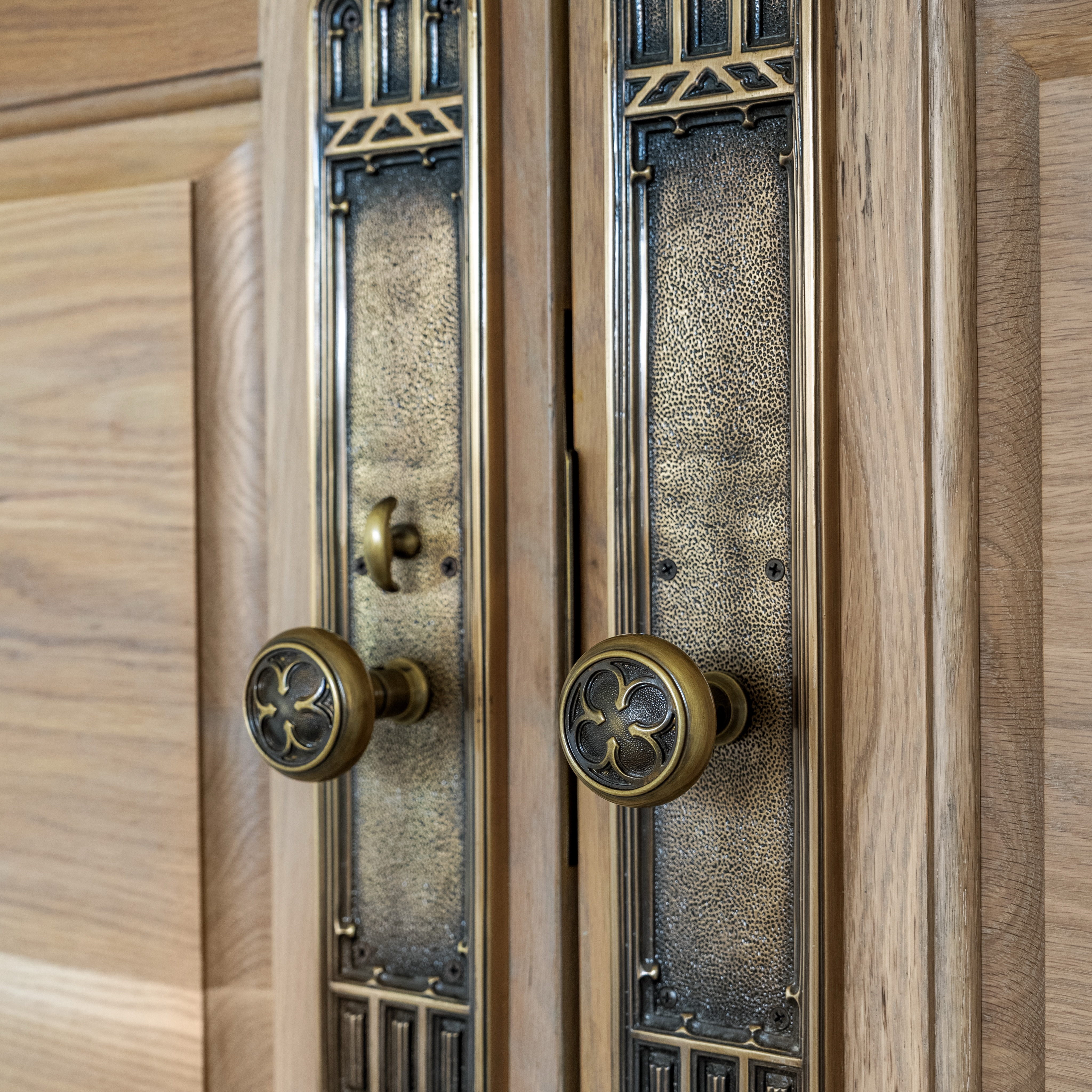 ✨ Hardware that feels like jewelry. ✨
These handcrafted bronze pulls turn a custom white oak door into a true statement piece 🚪💎
Rich texture, timeless patina, and architectural detailing designed to be both functional and unforgettable. Every touchpoint matters in a luxury home.🛠️✨
The difference is in the details.
#DoorHardware #LuxuryHardware #ArchitecturalHardware #CustomHome #WhiteOak