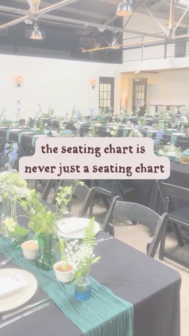 The seating chart gets emotional really fast.
Because suddenly you’re thinking about:
who will actually talk
who needs a quieter table
who shouldn’t be near each other
who will feel awkward if they only know one person
And somehow all of that ends up assigned to table 8.
When seating charts work well, people usually don’t notice them directly.
They just settle into the room faster.☺️