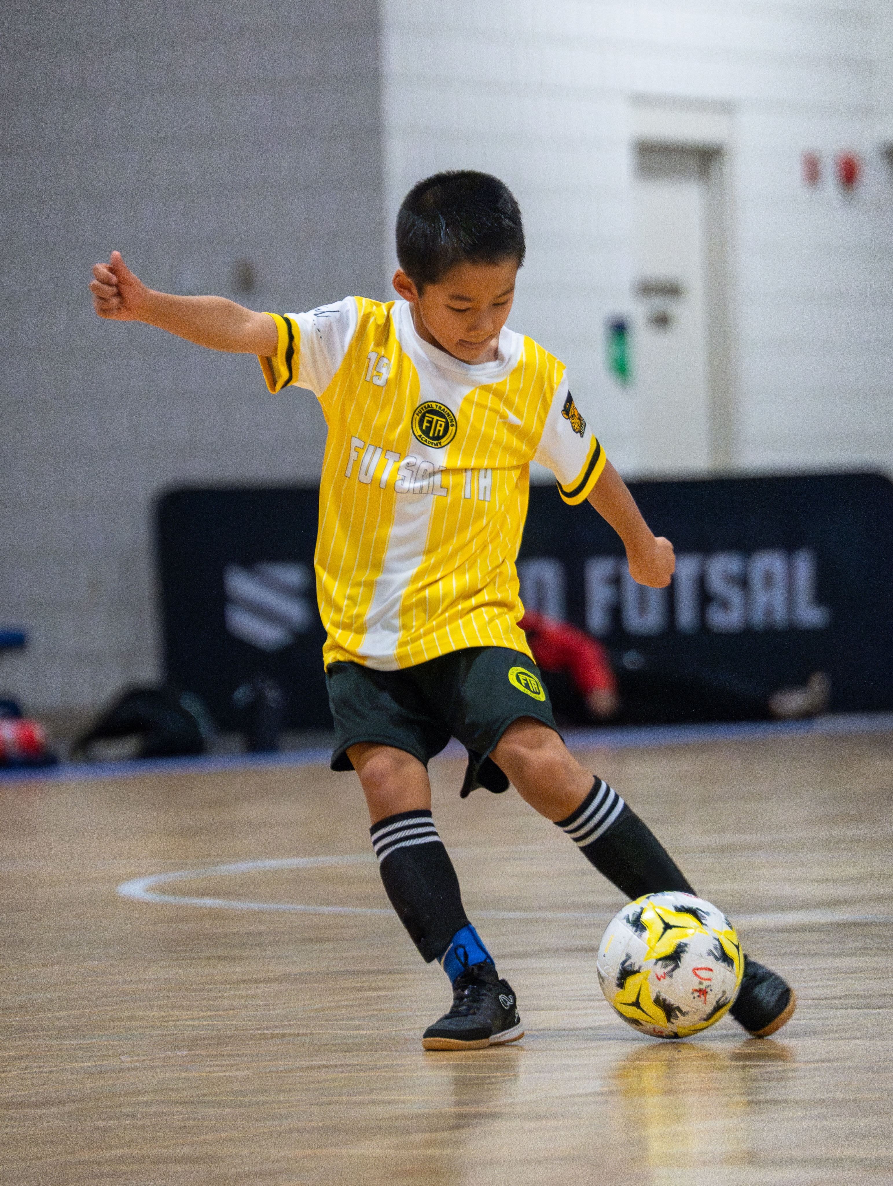 The little magician from Apex ✨⚽️
If you’ve watched Adri play, you already know…
he’s always looking for the next move, the next pass, the next creative moment on the ball.
You’ll probably be seeing a lot more of him this summer 👀
Training sessions.
Games.
Futsal almost every day.
Players like him don’t just develop from occasional touches.
They grow through repetition, confidence, creativity, and constant exposure to the game.
See you on the courts this summer ☀️🖤💛