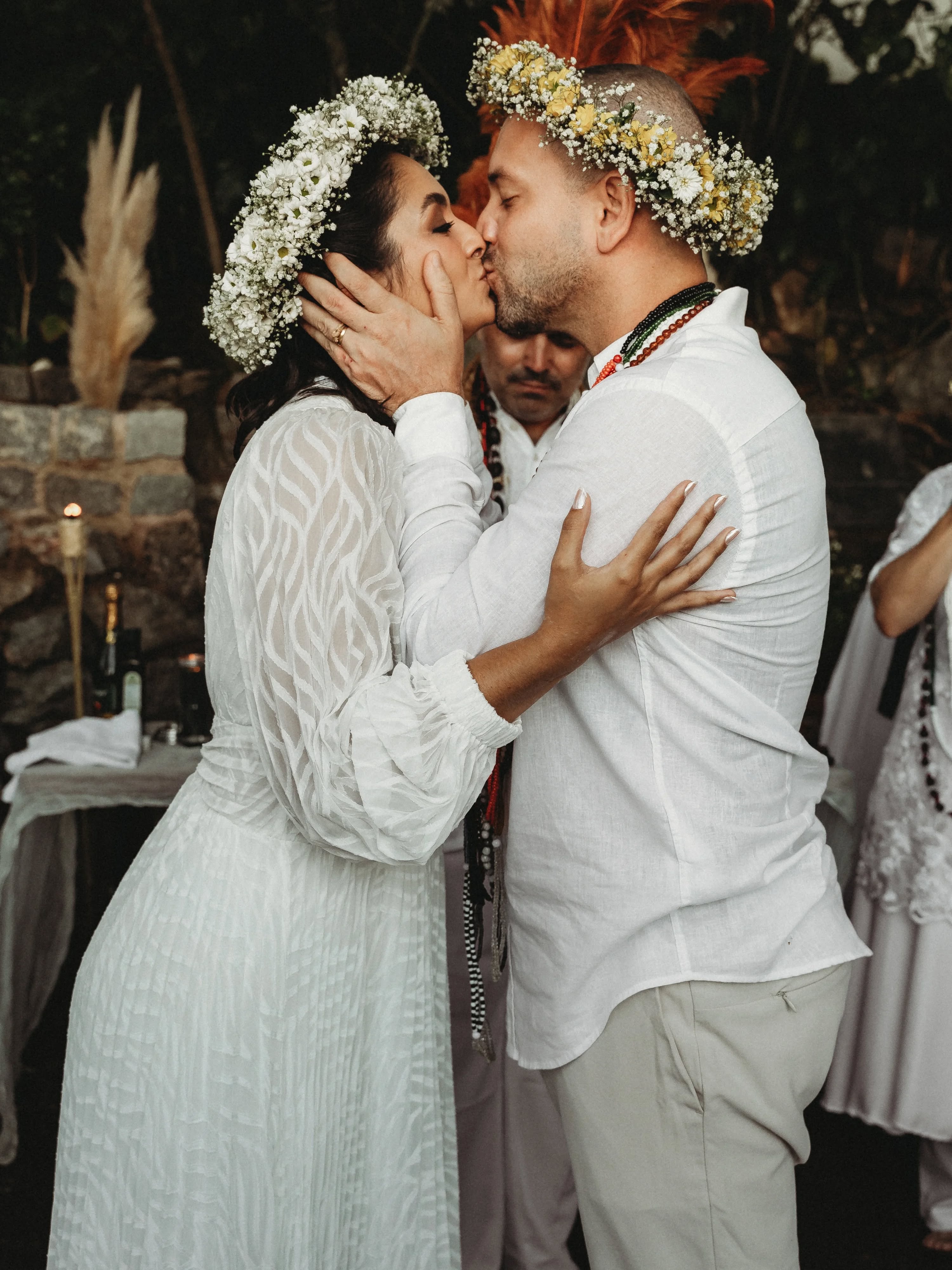 De todos os dias, de todas as formas que poderia ter acontecido, esta foi a melhor. O melhor dia
Kamila e Rafael🩷
Um dia que não nasceu de expectativas externas, mas de escolhas verdadeiras
De um amor leve, jovem, cheio de riso fácil e olhares que dizem tudo sem precisar de roteiro
Cada detalhe carregava sentido, cada momento tinha intenção e isso fazia tudo parecer exatamente como deveria ser
Eles escolheram viver esse capítulo do jeito deles. Sem excessos, sem regras desnecessárias, só com aquilo que realmente importava, o encontro, a conexão, a presença de quem faz parte da história
E talvez seja isso que torne tudo tão bonito
Quando o amor encontra espaço para ser vivido com autenticidade, o resultado não precisa de explicação ele simplesmente acontece, e marca
Teve abraço apertado, risada solta, e teve pizza. Porque celebrar também é isso: dividir momentos simples que viram inesquecíveis
Foi sobre celebrar, sobre sentir, sobre estar inteiro ali. Sobre transformar um dia em memória, e memória em algo que vai acompanhar pra sempre
E no fim, é isso que fica: a certeza de que, entre todas as possibilidades, essa escolha foi perfeita porque era deles