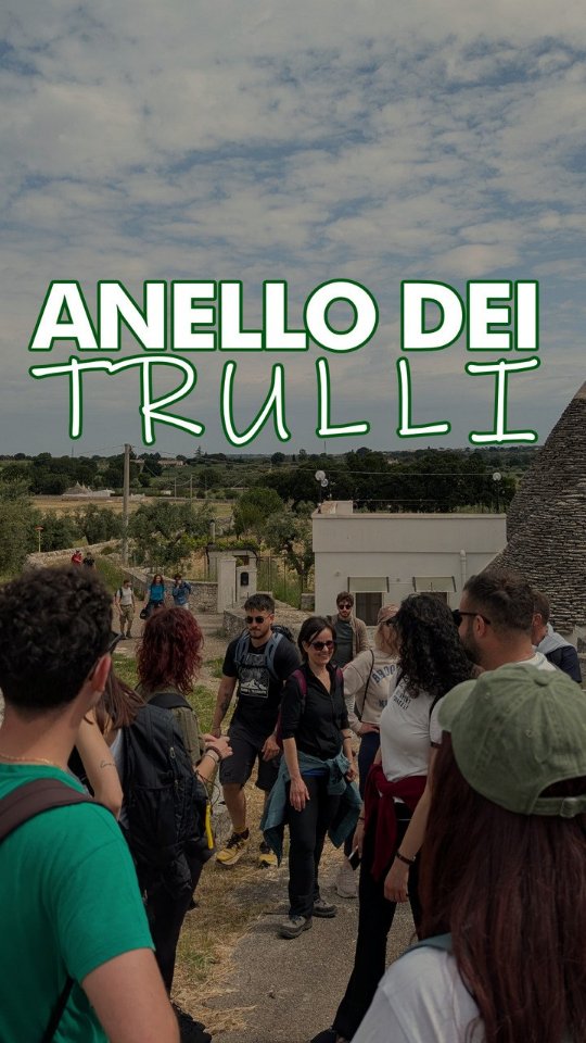 🍃 Ci sono luoghi che non si attraversano soltanto… si vivono
Domenica abbiamo passeggiato lungo l’Anello dei Trulli 🥾
Un cammino tra ulivi monumentali, boschi silenziosi, muretti a secco e trulli nascosti nel cuore della Valle d’Itria 🌿
Passo dopo passo abbiamo rallentato, respirato e condiviso emozioni autentiche 👣
Questa è la nostra idea di natura: stare bene insieme, lontano dal rumore, immersi nella semplicità ✨
.
.
.
#puglia
#alberobello
#natura
#escursioni
#trekking