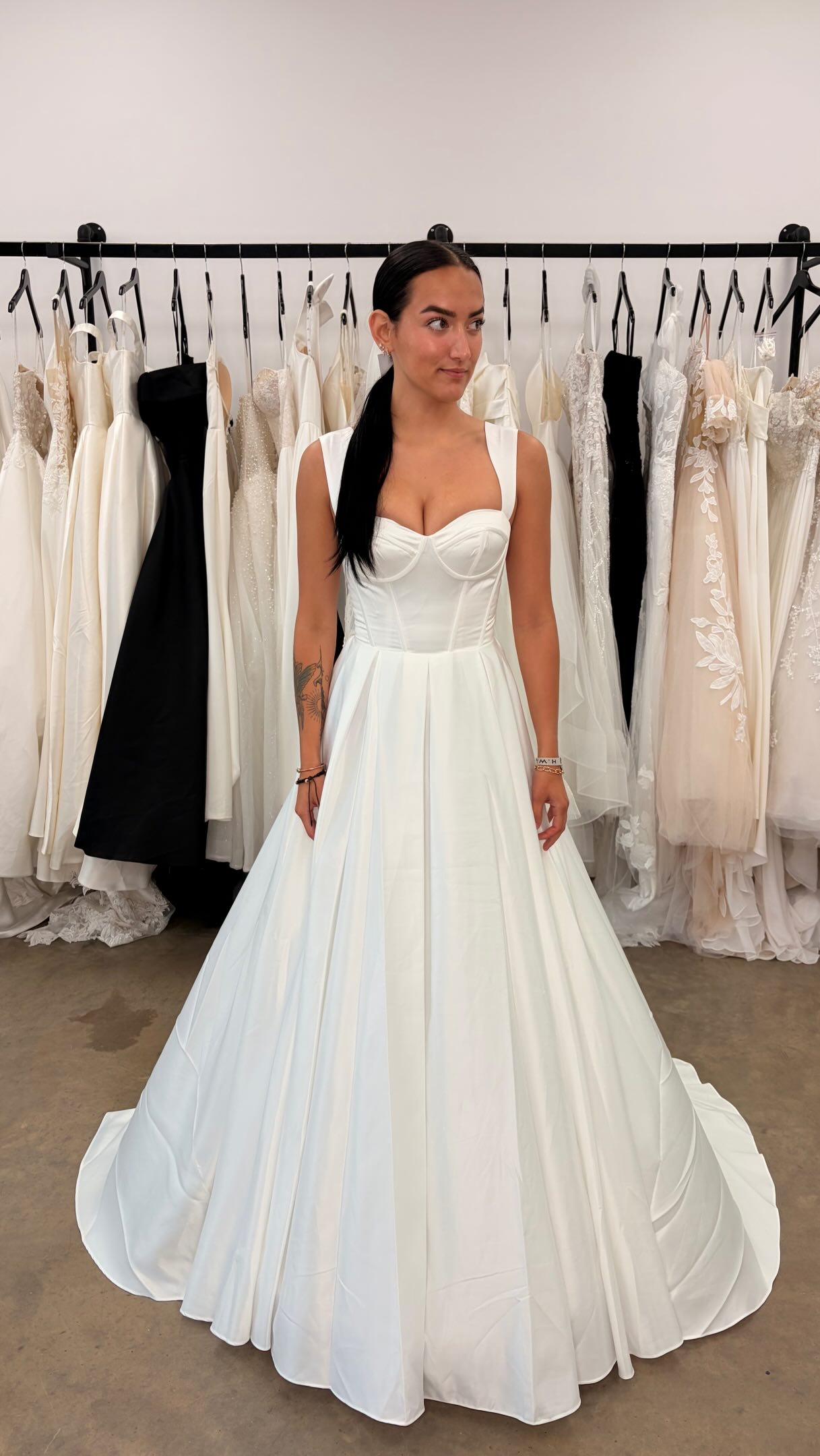 $999 WEDDING DRESSES
.
Here are some of our favorite dresses for under $1000 in store! Which is your favorite?
.
Book your appointment today these styles won’t last long 🔗