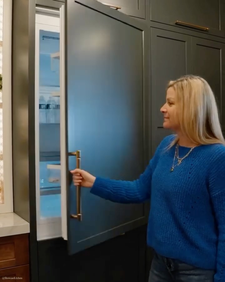 Looks like cabinetry… but it’s actually your fridge. 🤩 Stop by our showroom to see it in person.
.
.
#CantonCT #FarmingtonValley #CTHomes #KitchenDesign #HiddenAppliances #CustomCabinetry #LuxuryKitchens #LocalDesigners