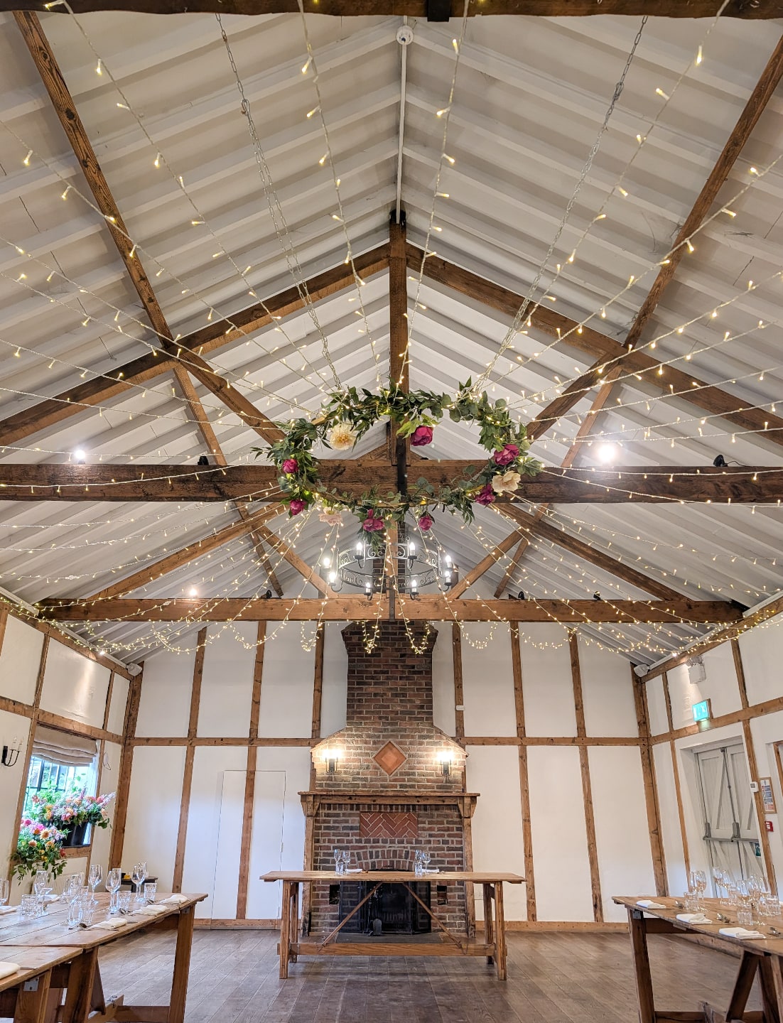 Love this way of setting up the fairy lights at @burleymanorbarnweddings they are ridiculously pretty, really make a statement and gives you the opportunity to add items to the hoop.
#fairylightcanopy #barnfairylights #ceilingdecor