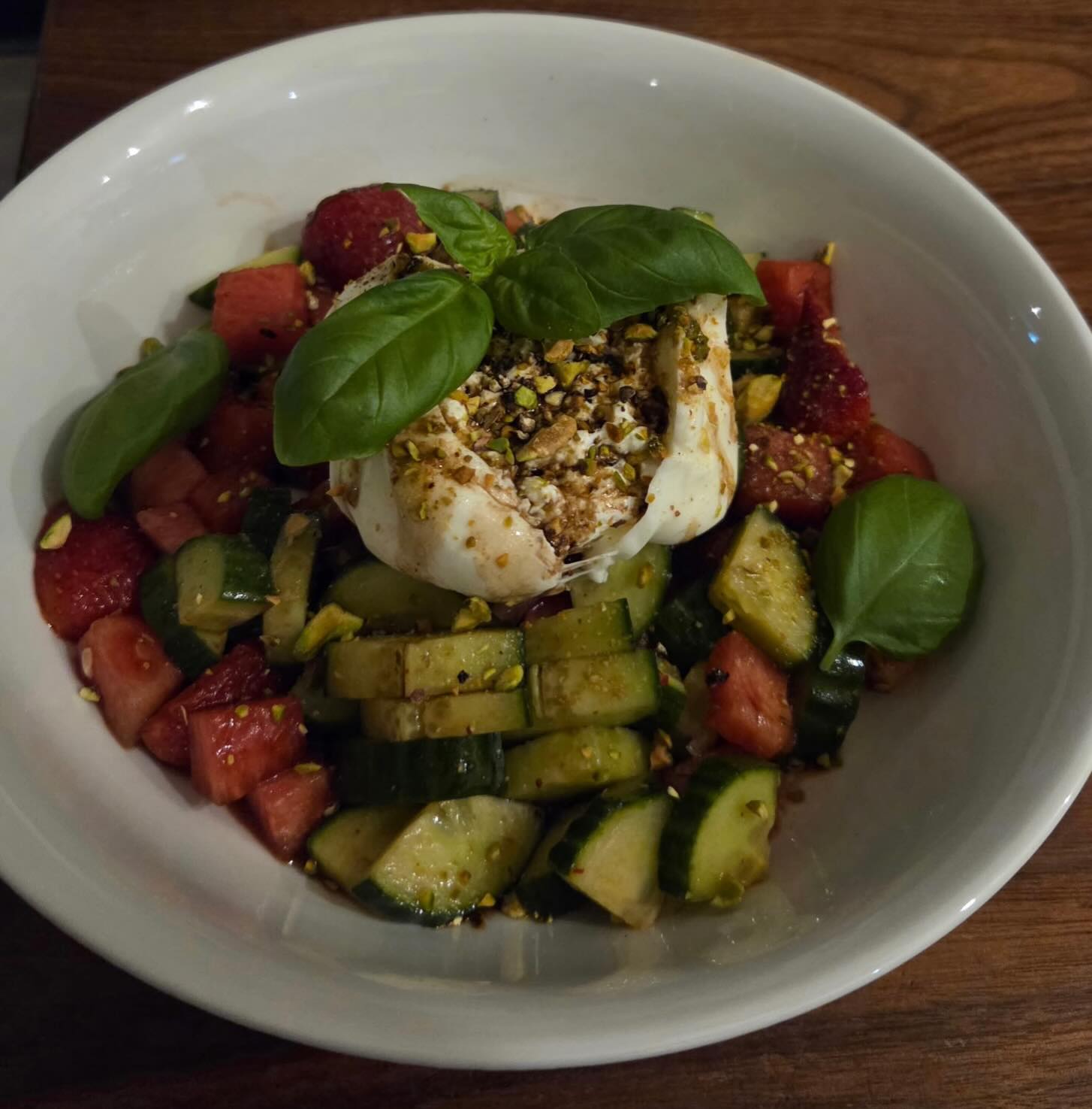 Nouveau au menu d’été - Burrata fraises, melons, concombres
New on the Summer Menu - strawberry, watermelon and cucumber Burrata