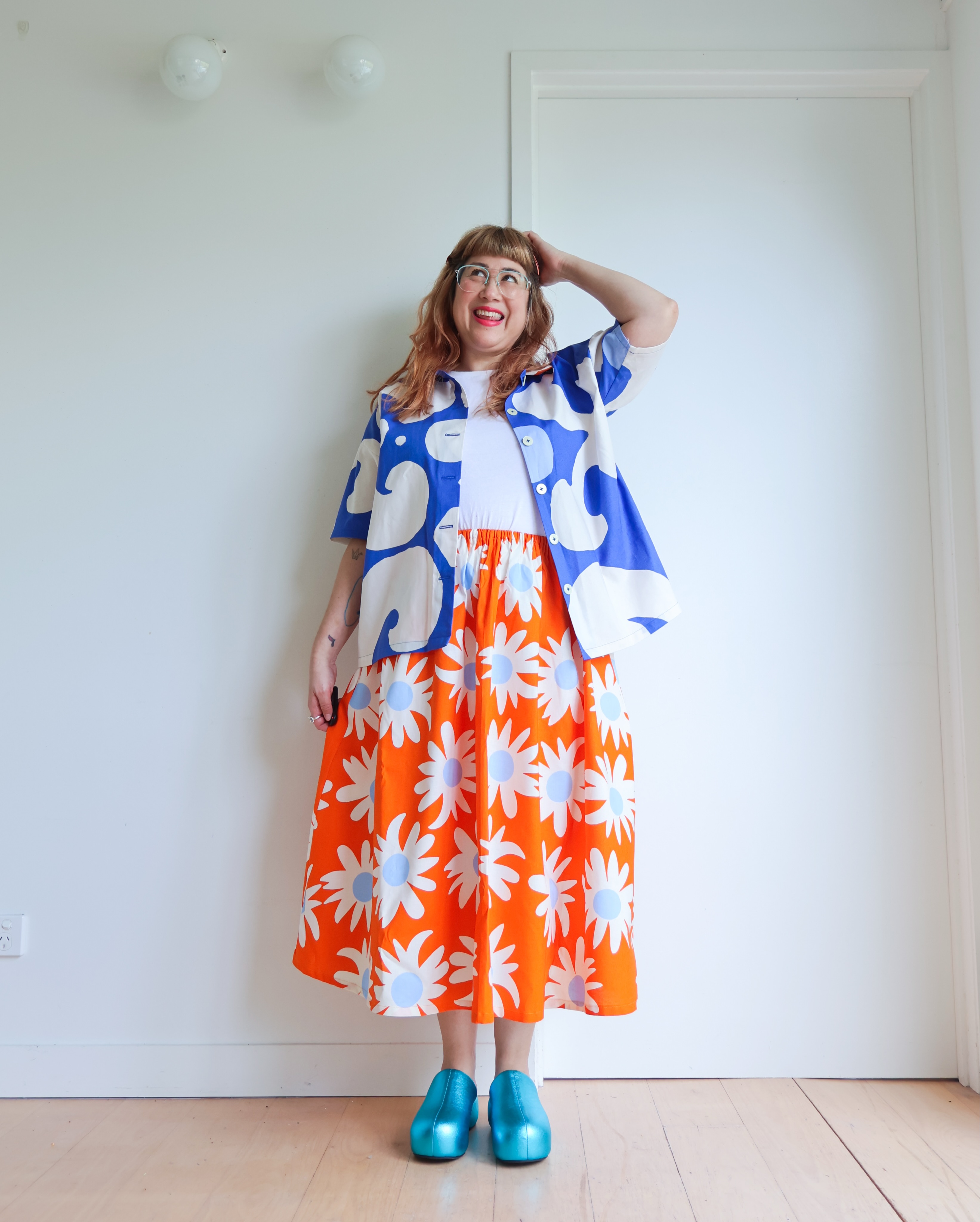 Look ma! A shirt without side seams! This is so cool for anytime you don’t want to break up an epic print. Like this one from @marimekko
I used the cushion cover shirt project from my book Making Happy Things, mashed up with the @fridaypatterncompany #ilfordjacket mainly bc I wanted to add a collar. Except I narrowed the collar so it wasn’t so big. The skirt is a simple elastic waist A-line skirt.
I knew exactly what I wanted to make with this fabric when I bought it. I sewed it up the day after it arrived and it’s exactly everything I wanted. These colours and prints are so full of joy! ☀️
#makinghappythings #sewist #memade