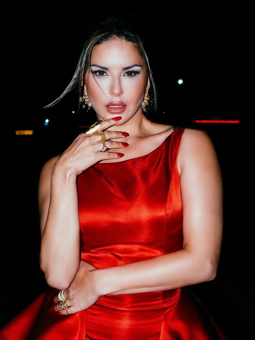Atrangibykritika x Sunny Leone
Get @reshare_app • @sunnyleone ❤️✨
.
.
Make up @starstruckbysl
Outfit @jeanfarescouture
Jewels @mozaati @eyecandy.official @atrangibykritika
Styled by @styledbytanyak
Styling assistants @khyati.baderia.co @nupshah23 @karnii.s26
HMU @jeetihairtstylist @tomasmoucka
.
.
#sunnyleone #mtvsplitsvillax6 #splitsvilla #trending