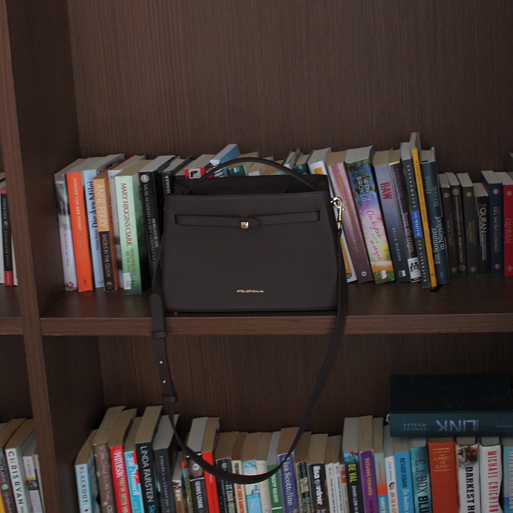 Cube Lock Bag - Choco 🤎
Shop on ateliergalin.com