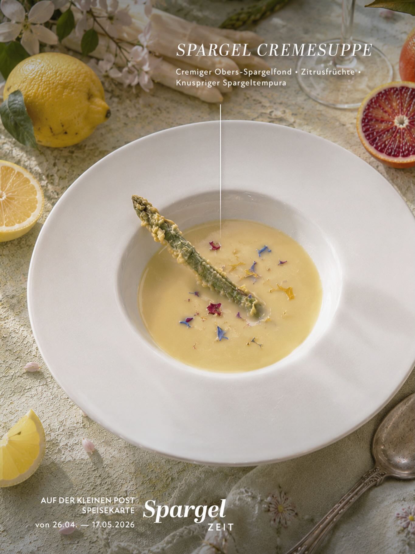 Die etwas andere Spargelcremesuppe
Unsere Spargel-Cremesuppe ist der wohl zarteste Einstieg in die Spargelzeit – cremig, fein und wunderbar frühlingshaft.
Ein samtiger Obers-Spargelfond bildet die Basis und bringt den milden, eleganten Geschmack des Spargels schön zur Geltung. Zarte Säure und feine Zitrusnoten sorgen für Leichtigkeit und treffen auf knusprig gebackenen Spargeltempura.
Ein Gericht, das zeigt, wie viel Eleganz in einer Suppe stecken kann – und wie schön Spargel schon beim ersten Löffel schmeckt.
Unsere Spargelkarte gibt es nur noch bis nächste Woche – also am besten noch schnell vorbeikommen und den Frühling auskosten.