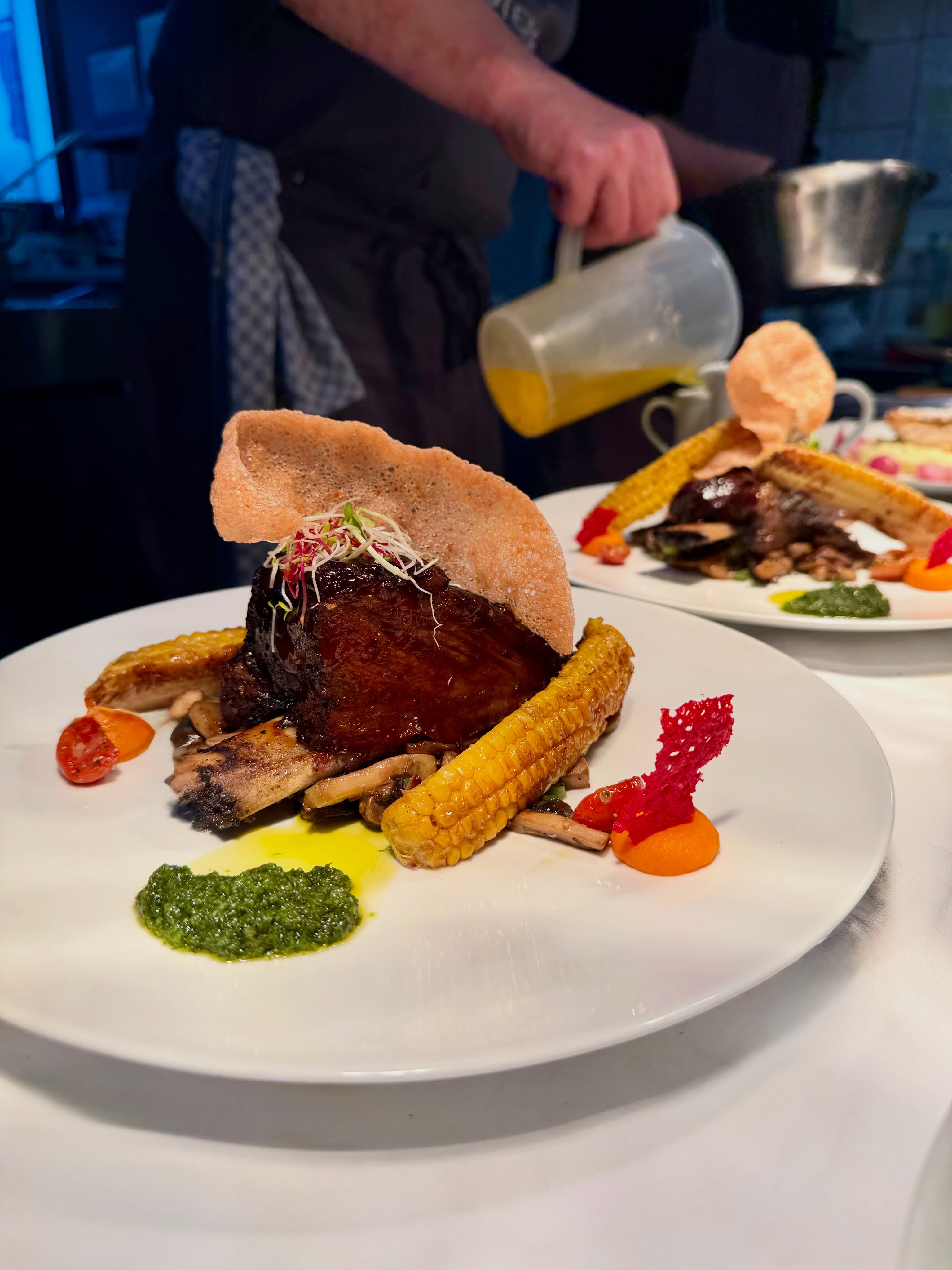 Auch außerhalb unserer regulären Speisekarte gibt es immer wieder verschiedene Tagesempfehlungen, gestern zum Beispiel frisch geräucherte John Stone Beef Ribs zum Vatertag.
#pier6 #goodfood #bbq