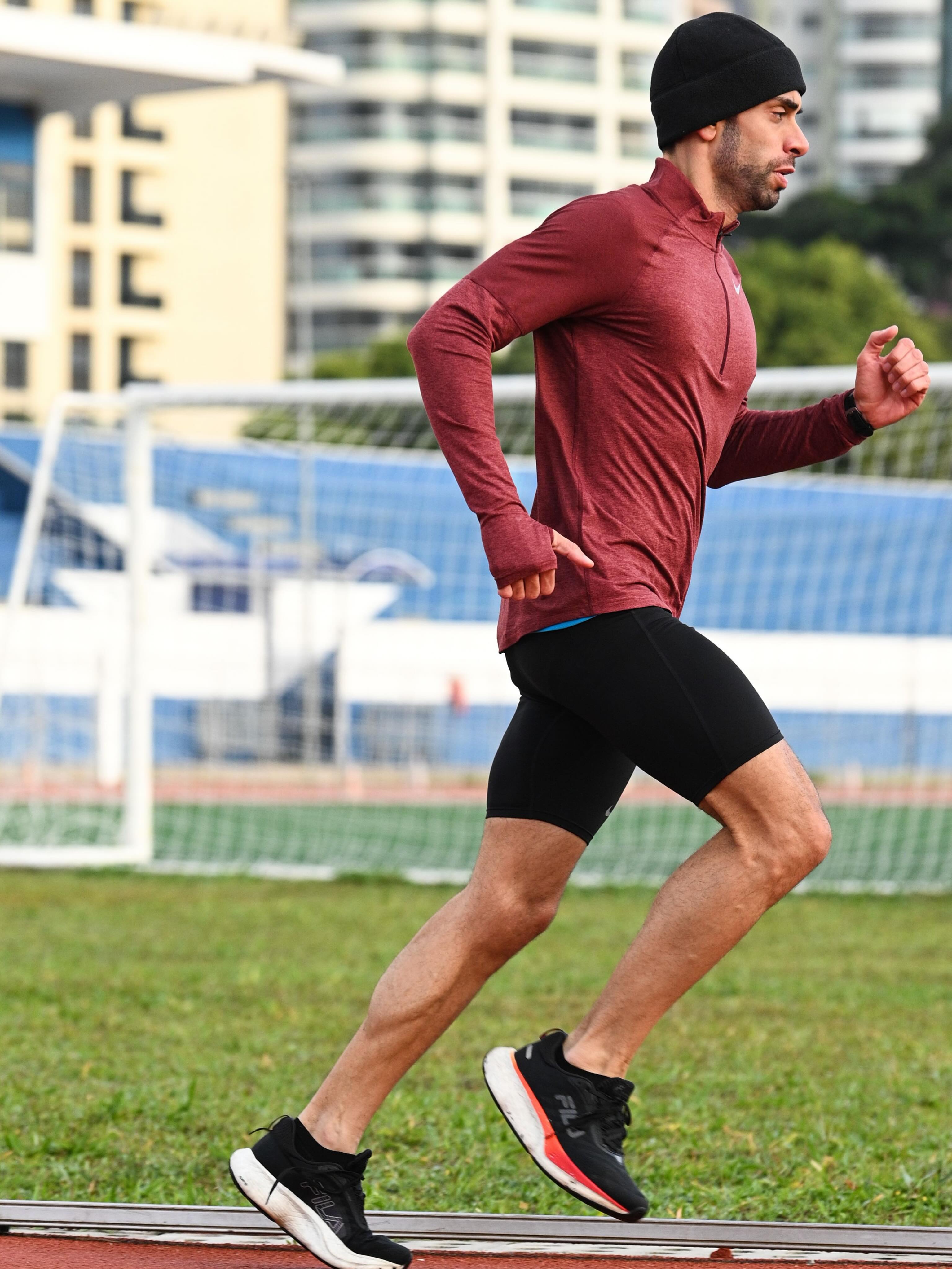Será que você está cometendo um erro na interpretação do treino do seu atleta?
Nesta semana, teve o chamado “dia de raia 1”, onde o treino teve estímulos em mais alta intensidade (Z4 e Z5). A produção de energia no exercício depende da integração de três sistemas bioenergéticos: fosfagênio, glicolítico e oxidativo. E um dos maiores erros na na nossa interpretação, é tratar esses sistemas como se funcionassem de forma isolada.
Na realidade, todos contribuem simultaneamente para a ressíntese de ATP. Ou seja, o fim é o mesmo: a ressíntese do ATP. O que muda, é a predominância relativa conforme intensidade e duração do exercício. Em esforços máximos e muito curtos, o metabolismo anaeróbio predomina. Porém, conforme o exercício se prolonga, a contribuição aeróbia aumenta progressivamente, tornando-se dominante após aproximadamente 75–80 segundos de esforço máximo.
Isso traz uma implicação prática importante: mesmo em exercícios intensos e relativamente curtos, a participação aeróbia é maior do que tradicionalmente se imaginava. A performance não depende apenas de “ter maior VO₂max”, também depende da capacidade de integrar sistemas energéticos, e no nosso caso como nutricionistas, saber interpretar as fases da periodização de treino do seu atleta, para que a sua estratégia nutricional supra e potencialize a demanda gerada pelo treino.
O corpo não trabalha em “caixinhas metabólicas”. A nutrição e a suplementação também não deveriam. Como gosto de dizer, nutrição e suplementação no endurance vai muito além dos carboidratos, e quem sabe como atuar com esta visão, com todas as “ferramentas” que a nutrição e suplementação pode nos proporcionar, tem tudo para se destacar em sua carreira.
👀Ah, e soltei um spoiler no meu canal de transmissão de algo muito especial que estou preparando e que preciso da sua ajuda. O link está na Bio.
Referência:
Gastin, P.B., Suppiah, H.T. Anaerobic and Aerobic Energy System Contribution During Maximal Exercise: A Systematic Review. Sports Med (2026).