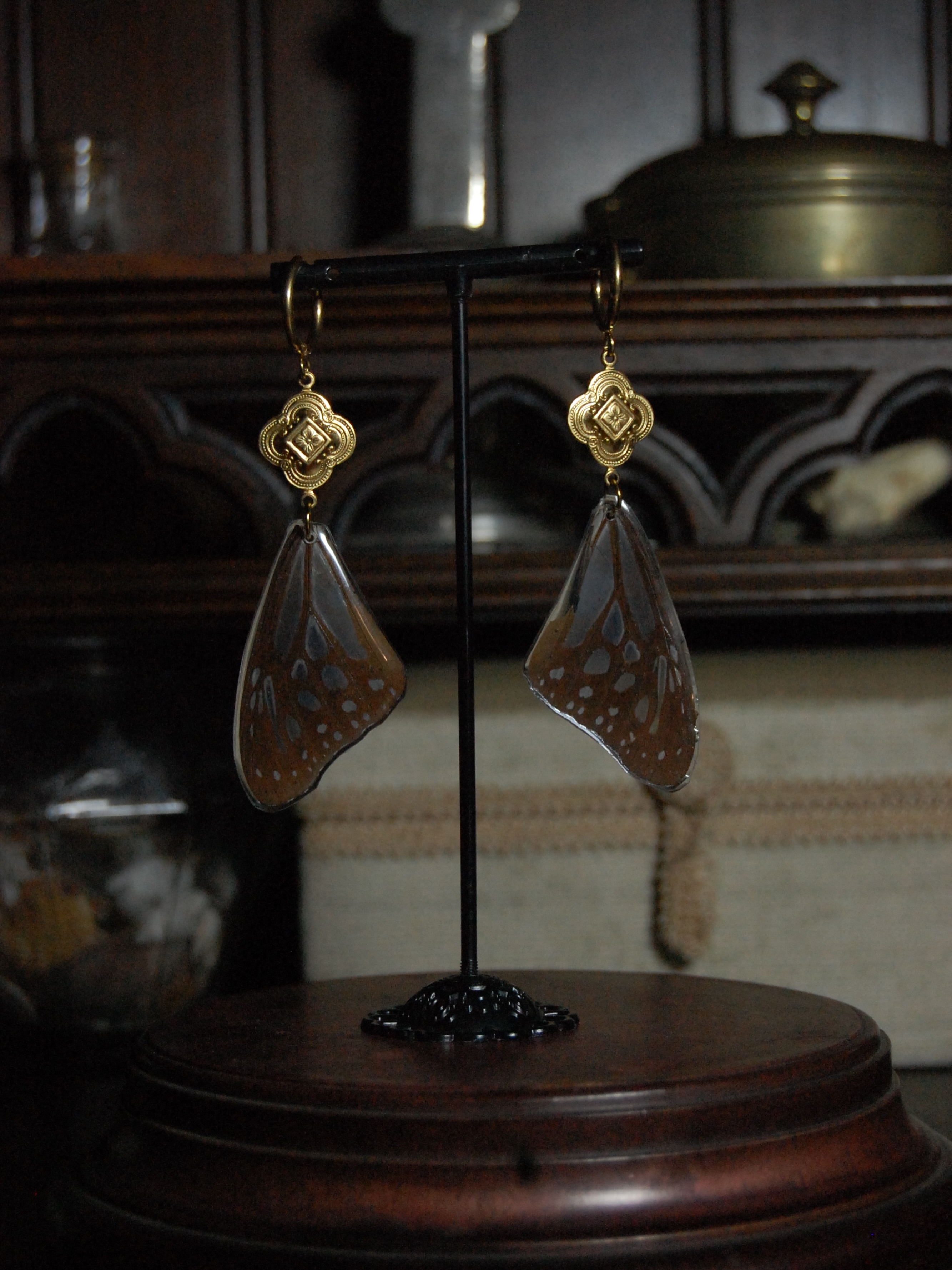 𝕻𝖆𝖕𝖎𝖑𝖎𝖔 𝕿𝖊𝖓𝖙𝖔𝖗𝖎𝖚𝖒
Boucles d’oreilles ornées d’ailes de papillon 🦋
Source éthique🌿
Disponible sur la boutique en ligne (lien dans la bio)
Bijoux alternatifs curiosités faits main, victorien gothique
Bijoux insecte, ailes de papillon