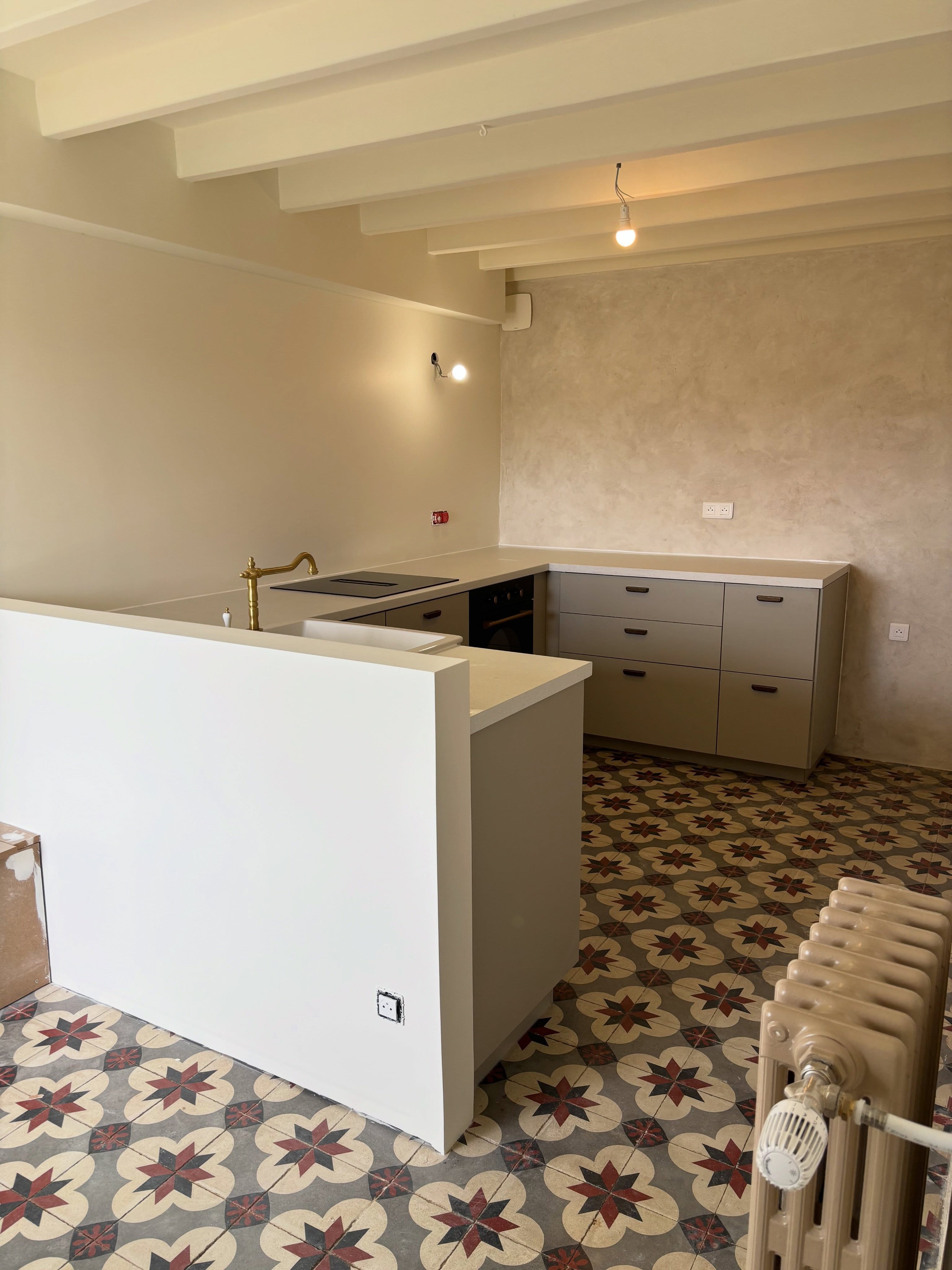 🤍 Home
La cuisine est enfin installée, il ne manque plus que des étagères anciennes ou une vieille vitrine murale et puis un peu de déco chinée…
Derrière la cloison il y aura un coin repas avec banquette sur mesure et de belles tables bistrot déjà chinées.
Il reste encore beaucoup à faire mais un petit point sur l’avancée de cette pièce (qui revient de loin), ça ne fait pas de mal 💫
#autorenovation #ancienneferme #homedecoration #renovation #kitchenrenovation