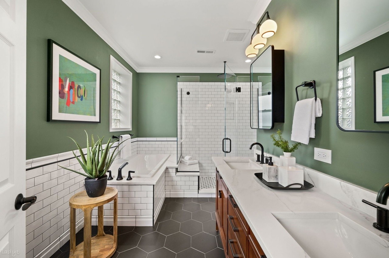 We love this bright and cheery bathroom 😃 #chicago #chicagorealestate #havenhomestager #chicagohomestaging #stagingworks #stagingsells #staging #homestaging