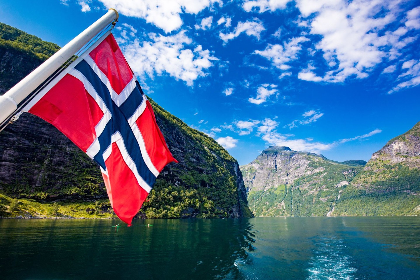 17. mai nærmer seg 🇳🇴
Om bare et par dager fylles gatene med flagg, korpsmusikk, bunader og feiring over hele landet.
Vi i New Shop ønsker alle kunder, samarbeidspartnere og følgere en riktig god 17. mai-feiring når dagen kommer!
Takk for alle samarbeid, prosjekter og hyggelige møter så langt i år – vi setter stor pris på tilliten dere viser oss.
Håper alle får en flott nasjonaldag 🇳🇴
www.newshop.no | post@newshop.no
#17mai #gratulerermeddagen #newshop #norge #butikkinnredning