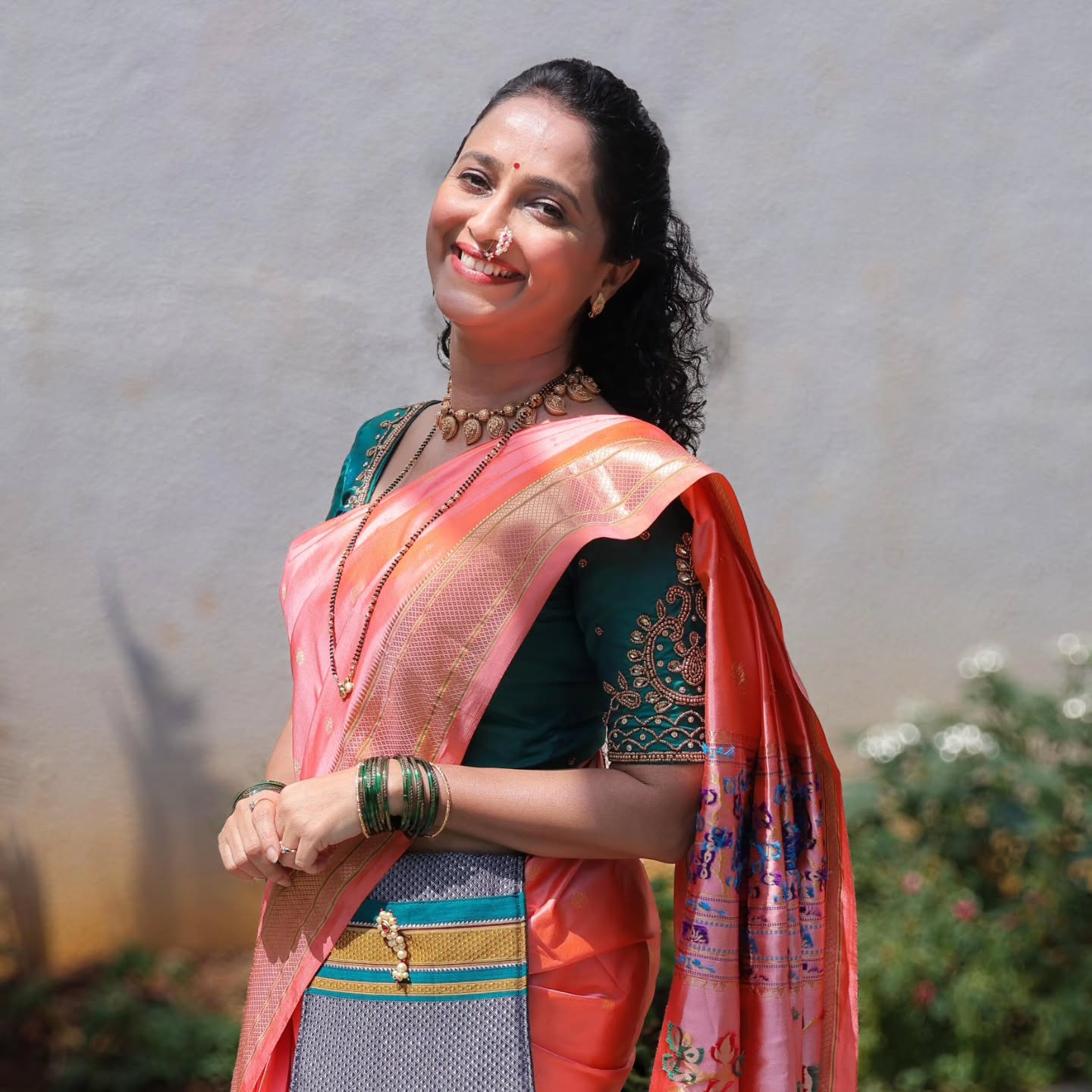 Bringing back the tradition from our grandmothers! In aa new style and a glamorous look. They call it चंची
A pocket for your saree, that hold s just the essentials!
#sareepocket #chanchi #marathistyle