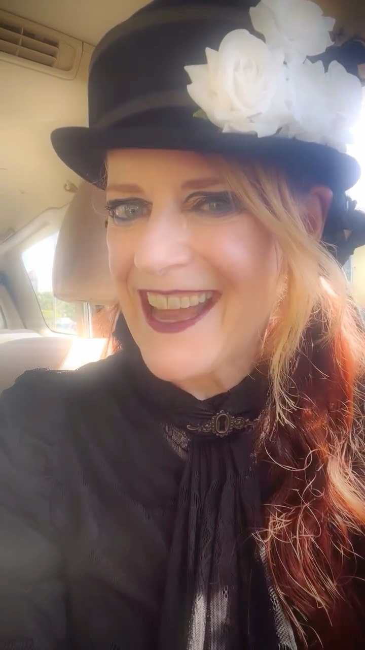 It’s a gorgeous day out here in the avenues! Join me on the south stage at the outer sunset farmers market - 11am! Skies are blue and birds are singing. #sanfrancisco #market #indie #music @sunset_mercantile_music @sunsetmercantile @kevinnorthband