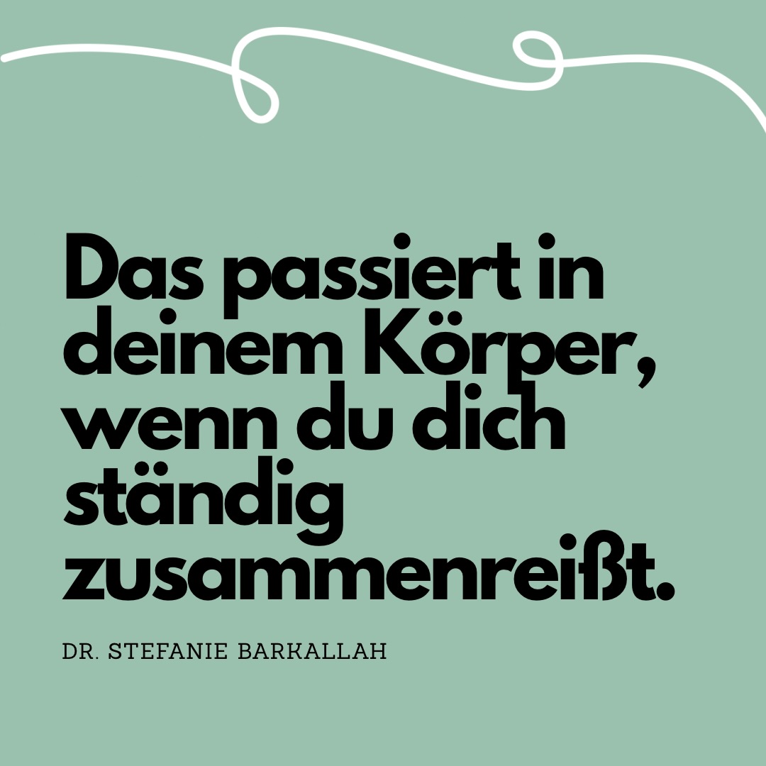 Ich glaube, viele unterschätzen, wie anstrengend „sich zusammenreißen“ eigentlich ist.
Denn nur weil etwas äußerlich ruhig aussieht,
heißt das nicht, dass innerlich Ruhe herrscht.
Ein Nervensystem unter Daueranspannung arbeitet permanent.
Auch dann, wenn niemand etwas merkt.
Und genau deshalb fühlen sich viele Menschen irgendwann plötzlich erschöpft, obwohl sie doch „nur funktioniert“ haben.
Der Körper ignoriert Stress nicht.
Er kompensiert ihn.
Bis es irgendwann nicht mehr geht.
Vielleicht müssen wir aufhören, Belastbarkeit nur daran zu messen, wie lange jemand noch weitermachen kann.
Alles Liebe
Steffi 🧡
#stress #nervensystem #resilienztraining #mentalhealth #selbstfürsorge
