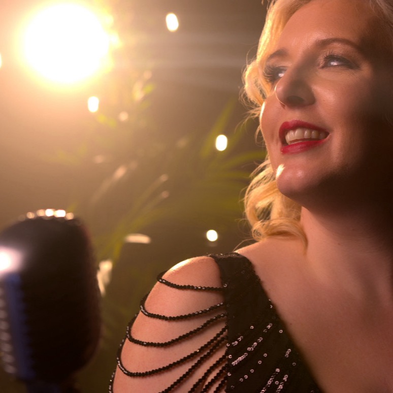 Relax with some smooth jazz and a sprinkling of Motown melodies performed by Rachel Rivers and try our new weekend all day brunch menu and cocktails @rachelriversmusic #rachelriversmusic @tenterden_news @kentmusicuk @kentlivenews @alldaybrunchers @cocktails_and_conversation