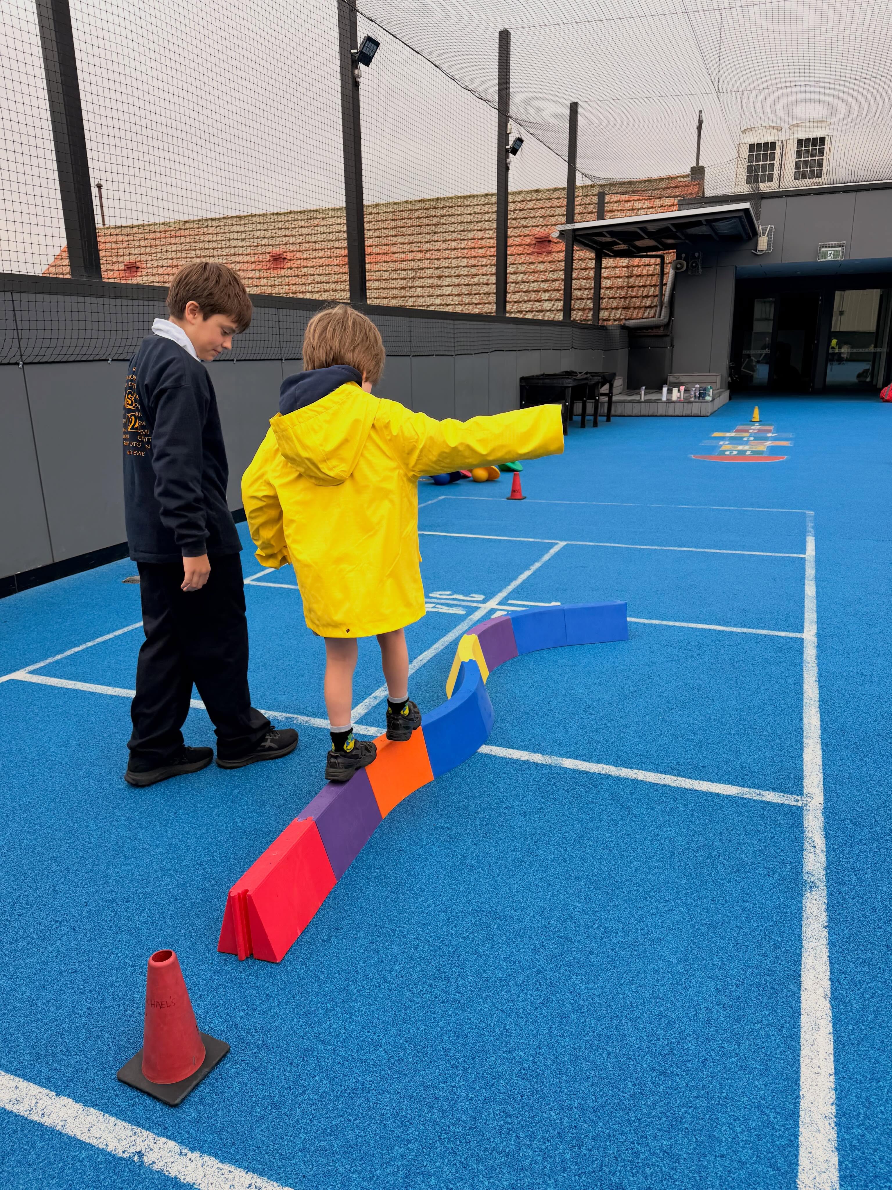 Today we welcomed the wonderful 4-year-old children from St Catherine’s Kinder for a fun sports session with Sarah our PE teacher and our Grade 6 House Leaders!
The children explored a range of fundamental movement skills including balancing, kicking, throwing and hopping, while building confidence, coordination and having lots of fun along the way! 🏃♂️⚽️🎯
We can’t wait for their next visit, where they’ll enjoy a library session and read some books in our brand new library! 📚💛