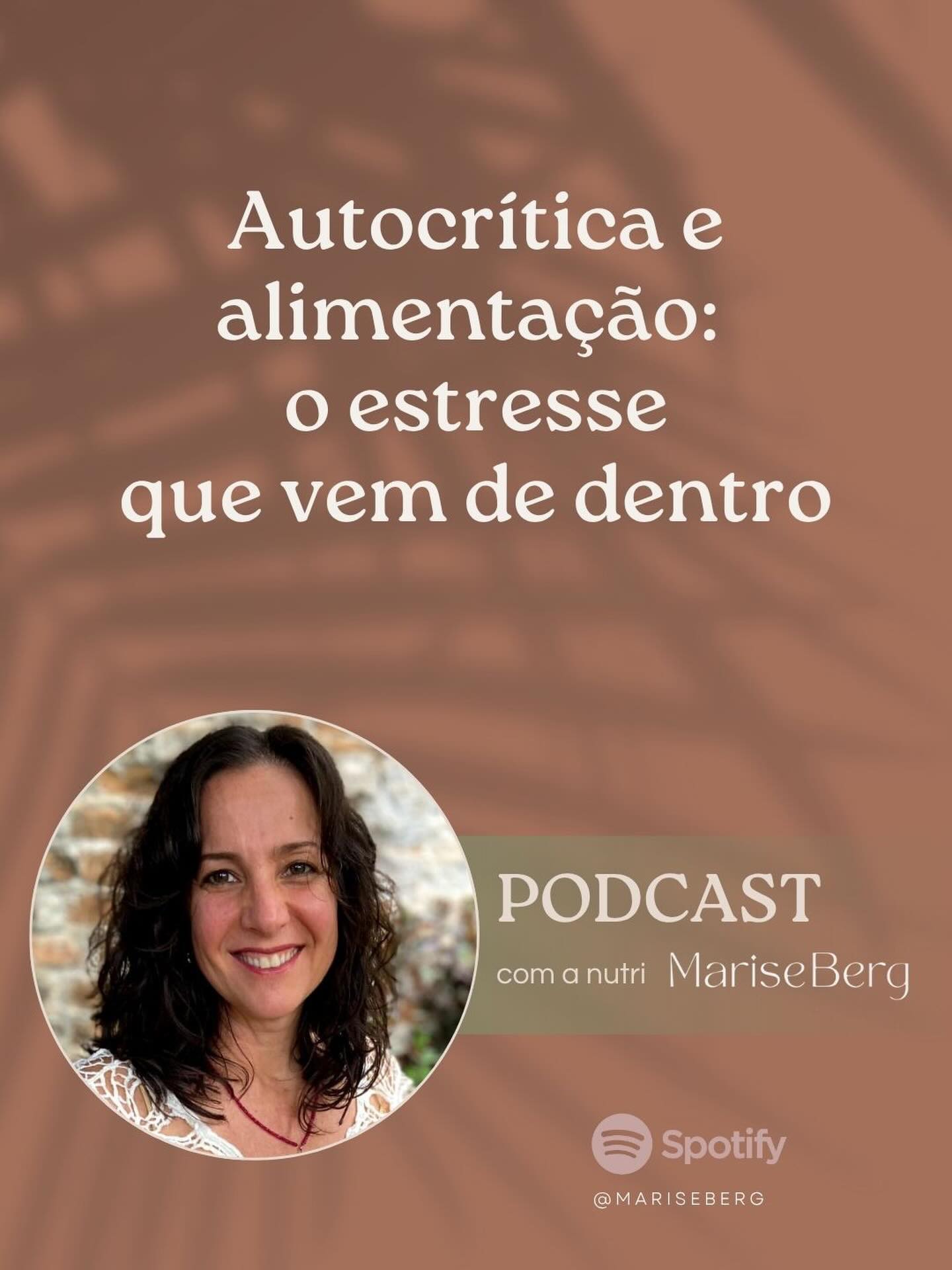 Você já percebeu como a forma de se tratar internamente também influencia a alimentação?
O estresse não vem só das demandas externas.
Ele também resulta da cobrança constante: da sensação de nunca fazer o suficiente, de não conseguir seguir tudo “perfeitamente”, de se julgar quando a alimentação sai do planejado, quando falta energia, disciplina ou descanso.
Nesse novo episódio do podcast, eu te convido a refletir sobre a autocrítica como uma fonte significativa de estresse e inflamação, e sobre como esse estado interno pode impactar o corpo, o comportamento alimentar e a relação consigo mesma(o).
A autocrítica costuma prometer controle e “entregas”.
Mas, alimenta culpa, rigidez, vergonha, comer emocional e a sensação de insuficiência constante. E ainda nos abandona nos momentos em que mais precisamos: quando as coisas “dão errado”.
A proposta dessa conversa não é incentivar permissividade.
É ampliar a consciência sobre o estado emocional a partir do qual as escolhas alimentares estão sendo feitas.
🎧 O episódio já está disponível nos stories e também no Spotify.
“Autocrítica e alimentação: o estresse que vem de dentro”
Se essa reflexão fizer sentido para você, compartilhe com alguém que também possa se beneficiar dessa conversa. 🌿
#Consciênciaalimentar #ComerEmocional #MindfulEating #Autocompaixão #NutriçãoComportamental