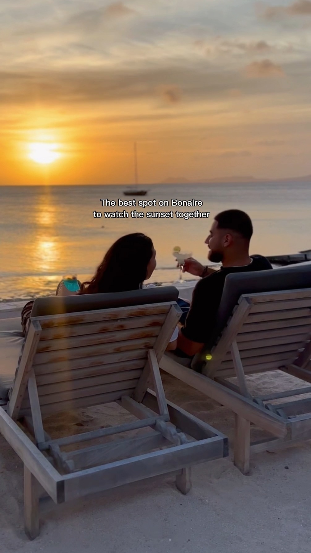 At Seaside Krioyo Fusion you have the best spot to watch the sunset with a refreshing drink in your hand🍹