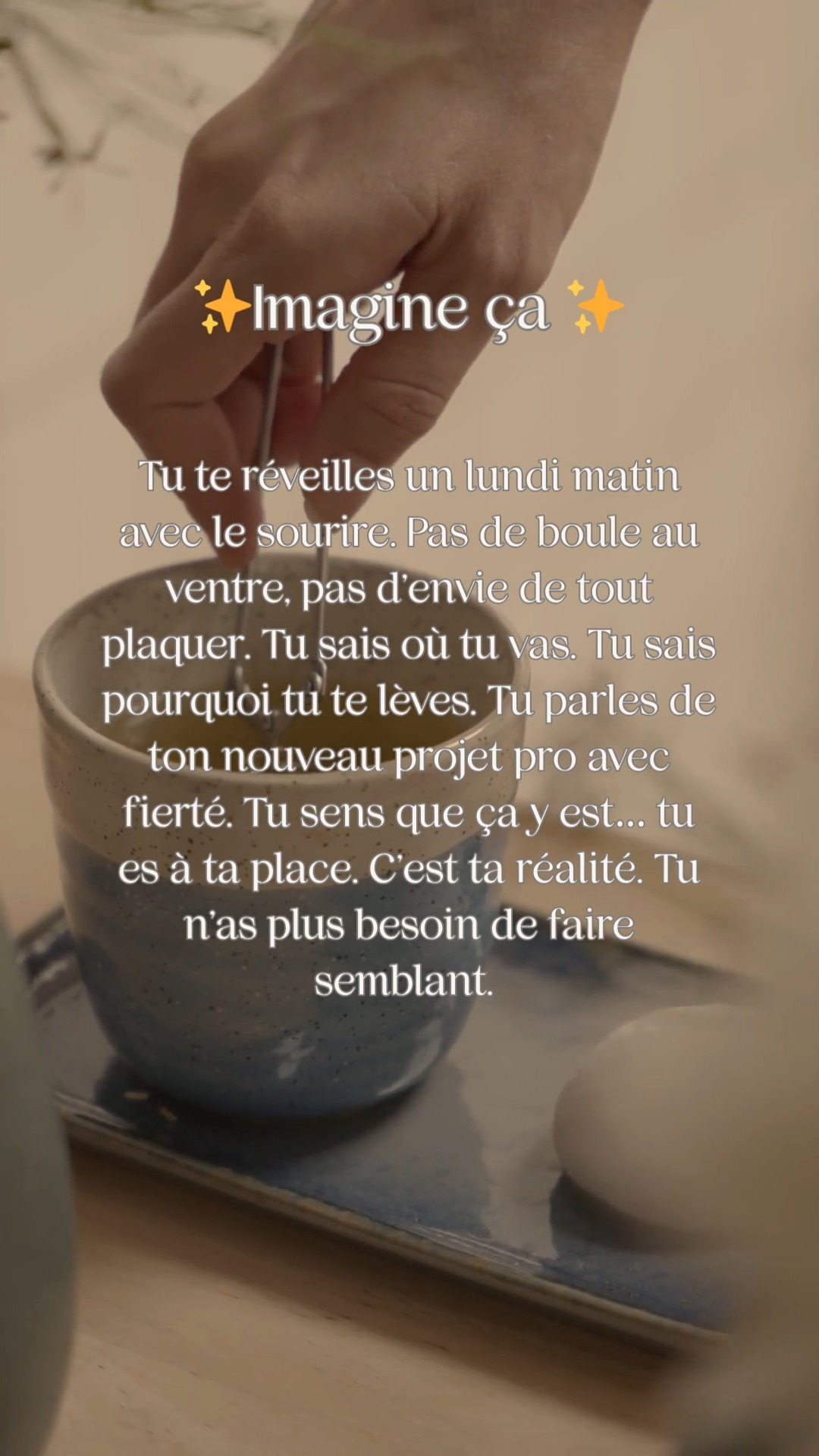 Tu en es plus proche que tu ne le penses 😊
Je sais que parfois, le chemin paraît flou. Voire impossible. Que tu te demandes si tu vas y arriver. Mais ce que tu veux, ce que tu ressens au fond de toi, n’est pas un caprice. C’est le début du chemin !
✨ Pour toi qui rêves de retrouver un travail où tu te sens bien et qui t’anime → imagine-toi te lever le matin avec envie pour un travail où tu te sens tellement à ta place que tu en oublies les heures qui défilent. Tu fais ce que tu aimes, ce qui te nourrit.
✨ Pour toi qui veux te sentir à nouveau utile → visualise le regard de cette personne que tu as aidé à aller mieux. Ce petit “merci” du fond du cœur qui redonne du sens à sa journée. Tu sais que tu as fait la différence. Que t’es au bon endroit. Enfin.
✨ Et pour toi qui doutes, qui te sens épuisé.e et à bout → sache que tu n’as pas besoin de tout savoir pour faire le premier pas. Tu as juste besoin de croire que c’est possible. Et je suis là pour t’aider.
Dans TOUT COMMENCE, je t’accompagne pour te retrouver pleinement et construire un projet pro qui te ressemble, sans te limiter, ni faire des choix par défaut.
→ Je crois qu’il est temps d’y croire.
→ Je crois même qu’il est temps de te choisir. 😉
Tu mérites une vie pro qui t’épanouit.
Pas dans 5 ans.
Maintenant.
Retrouve tous les détails de mon accompagnement TOUT COMMENCE directement sur mon site. Le lien est dans ma bio 🌿
