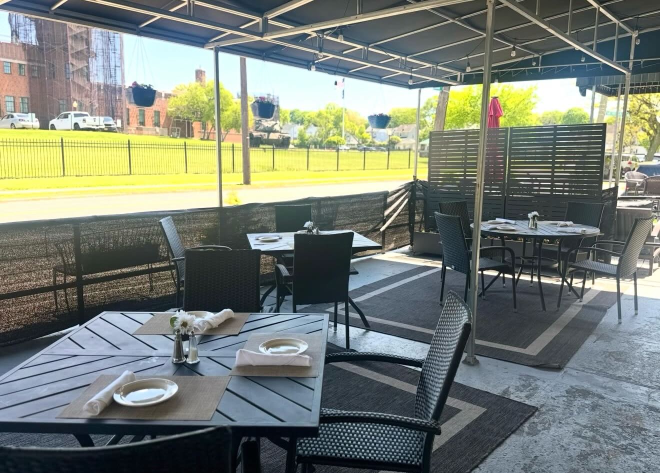 Beautiful day for dinner on the patioโ๏ธ๐น