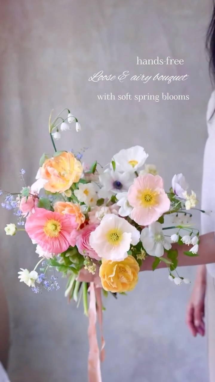 Hands-free, loose & airy bouquet with locally grown soft spring flowers 🌼
I first created this bouquet in the StemSlider bouquet tool using poppies, tulips, ranunculus, spray daffodils, hellebores, and anemones. At the end, I added delicate brunnera and epimedium to soften the bouquet and create a lighter feeling 🌿
After removing the bouquet from the StemSlider, I decided to add a few snowflakes from our garden for extra movement and dimension. Most of the time, I finish my bouquets entirely inside the StemSlider, but sometimes I enjoy adding a few final flowers afterward 😊
Flower materials:
– tulip
– poppy
– ranunculus
– spray daffodil
– hellebore
– anemone
– brunnera
– epimedium
– snowflake
Flower Tool:
StemSlider bouquet tool (gold with a metal frog) @kokofloraldesign
Flowers:
@connecticutflowercollective
Ribbon:
@silkandwillow (botanical print)
.
.
.
.
.
#stemslider #stemsliderbouquet #handsfreebouquet #weddingbouquets #bridalbouquets