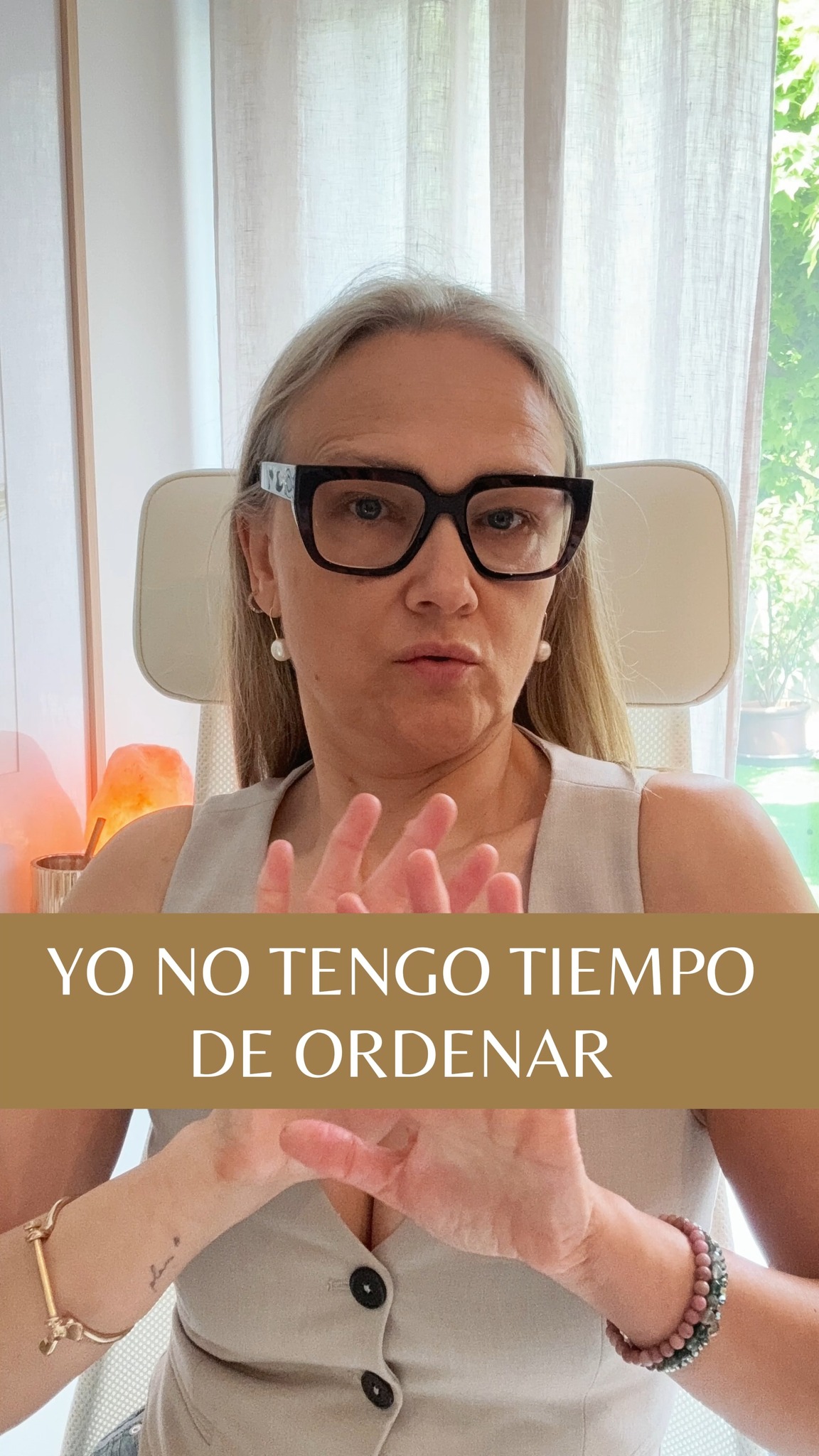 “Mira, la verdad es que yo no tengo tiempo para ponerme a ordenar la casa.
Si me pongo a ordenar todo esto o no trabajo, o no me encargo de mis hijos, o de mi casa….”
¿Te sientes identificada?
Acompaño a personas en tu situación para que puedan ordenar integralmente su casa desde el primer hasta el último objeto en ella, y esto mismo es lo que se decían algunas de las mujeres a las que hemos acompañado a acabar con el desorden.
No te voy a engañar, realizarlo lleva tiempo, pero no tantos años como llevas aplazándolo. Ya podrías haberlo completado.
En la mayoría de los casos la frase no tengo tiempo se dispara como argumento para no abordarlo, cuando te imaginas que realizarlo te supondrá embarcarte en un proceso de esfuerzo sin garantía de conseguirlo porque dudarás de saber qué hacer con cada objeto, si quedártelo o no y cómo y dónde guardarlo, y de si se volverá a desordenar y no habrá valido para nada.
Es necesario optimizar el tiempo dedicado, dando los pasos adecuados, en el orden correcto y tomando las decisiones que tocan en cada momento, en lugar de perderse en un bucle de pequeños intentos que no llevan a nada.
He hecho un pequeño video donde te cuento qué 3 FORMAS tienes de actuar frente al desorden y la acumulación de objetos, y como 2 de ellas te harán perder el tiempo porque no te permitirán acabar con ello para siempre, comenta con la palabra "SALIR" 🙋♀️ y te hago llegar el video ✨
Deseo que te permitas romper el bucle de decirte “No tengo tiempo”, para abrirte a abordarlo con foco y paso a paso y sin retrocesos.
#tresinteriores #LibérateDelDesorden #DesapegoConsciente #SoltarParaCrecer #AdiósAcumulación #VivirSinDesorden #PsicologíaDelOrden #CreenciasQueAtrasan #CambioDeMirada #BloqueosYDesorden #MenteOrdenadaVidaOrdenada #OrdenYBienestar #MujeresQueTransforman #ReinventaTuVida #AdiósAcumulación #ViviendoLigera #CrecimientoPersonalMujer