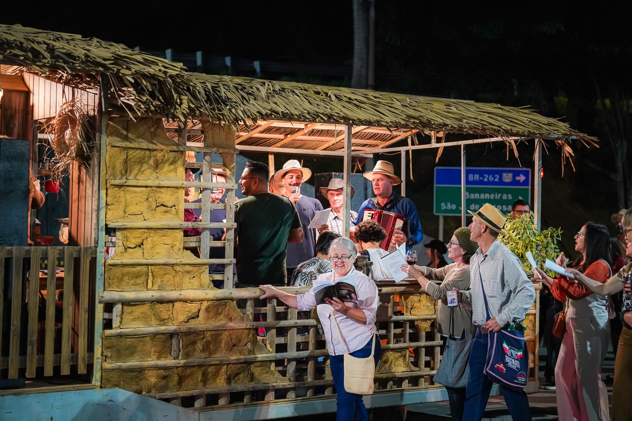 As ruas de Venda Nova do Imigrante voltaram no tempo em mais uma edição do Tempos do Nunca Mais. Entre cantorias, viola, embornal e amigos reunidos, o público seguiu pelas ruas levando alegria, tradição e muita música raiz. 🎶🪗
Saindo de Bananeiras e do centro da cidade em direção ao Polentão, cada passo carregava histórias, memórias e o espírito simples e festivo dos encontros que marcaram gerações. Uma noite onde a cultura vendanovence tomou conta da cidade mais uma vez.
#TemposDoNuncaMais #FestadaPolenta #VendaNovadoImigrante #Tradição #MúsicaRaiz CulturaPopular