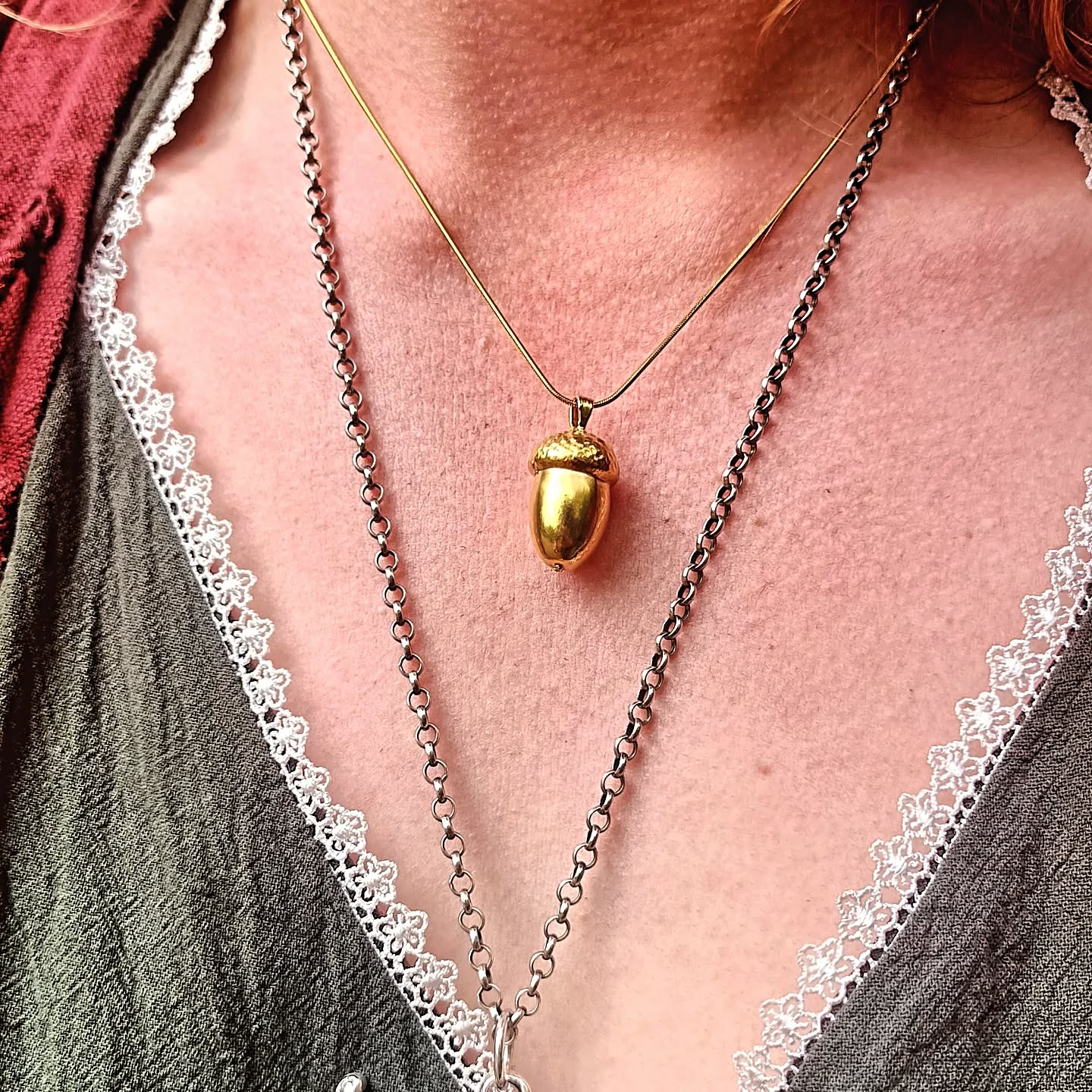 Sieraad met een ziel. Om jou en de wereld om je heen een stukje mooier en groener te maken.
Echt eikeltje, magische vereeuwigd in puur 24 karaat goud.
Made with magic✨