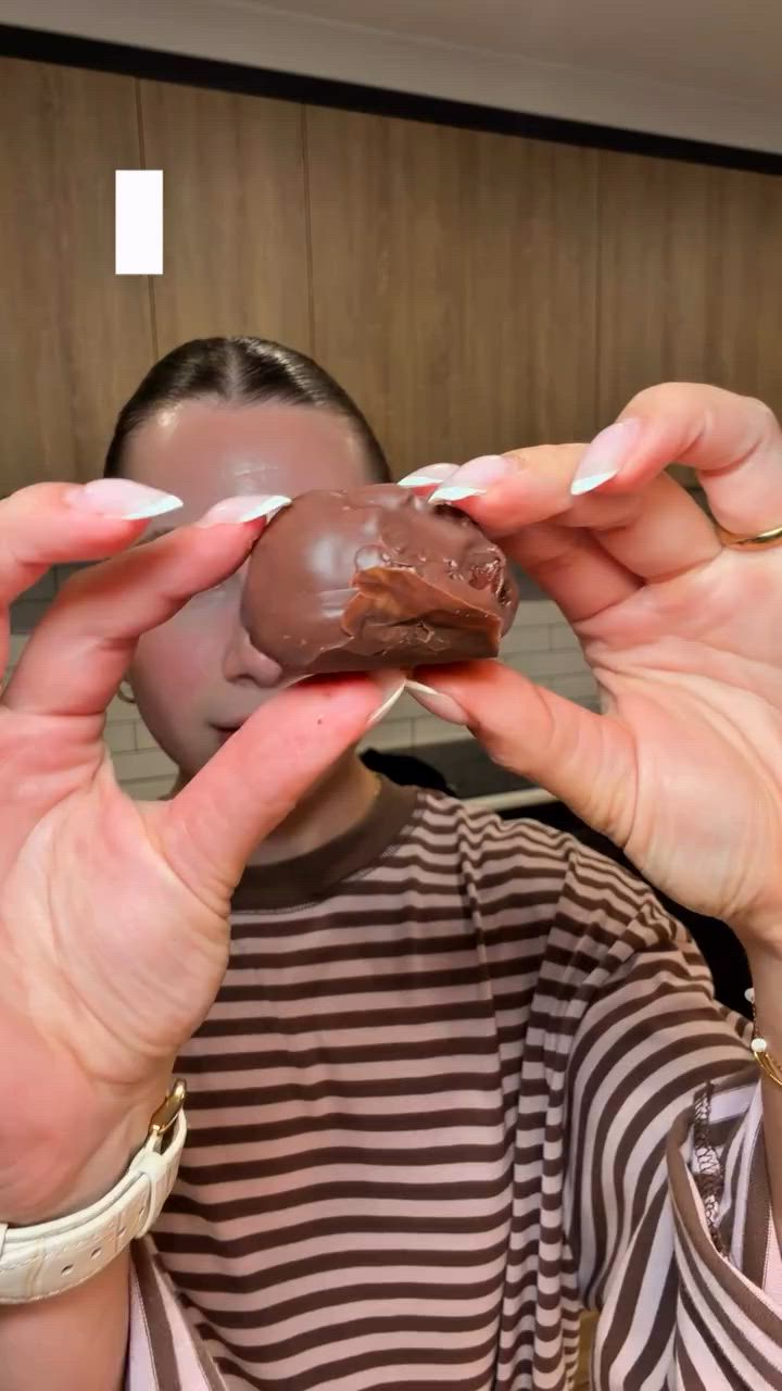 CHOC FUDGE PROTEIN BALLS 🍫👇🏾
No NUT BUTTERS
No OATS
All you need is 4 ingredients:
1 cup cottage cheese
3/4 cup @ruleoneproteins_au Chocolate fudge protein powder
1/2 cup Cacao powder
1/4 cup Maple syrup
80g @pana_organic Chocolate
1 tbsp melted Coconut oil
Method:
Blend all base ingredients together and then store in the fridge or freezer for 30-60 mins to thicken the mixture.
Roll into balls (use utensils to do this). Store in the freezer for an hour, until you can hold them without them deforming.
Melt chocolate and coconut oil in a bowl and coat the balls.
Freeze until solid and enjoy!!
Thank nutritionist and coach @thrivewcaitlin 👩🍳🤤
#highprotein #snackideas #highproteinrecipe #highproteinsnack #highproteindessert