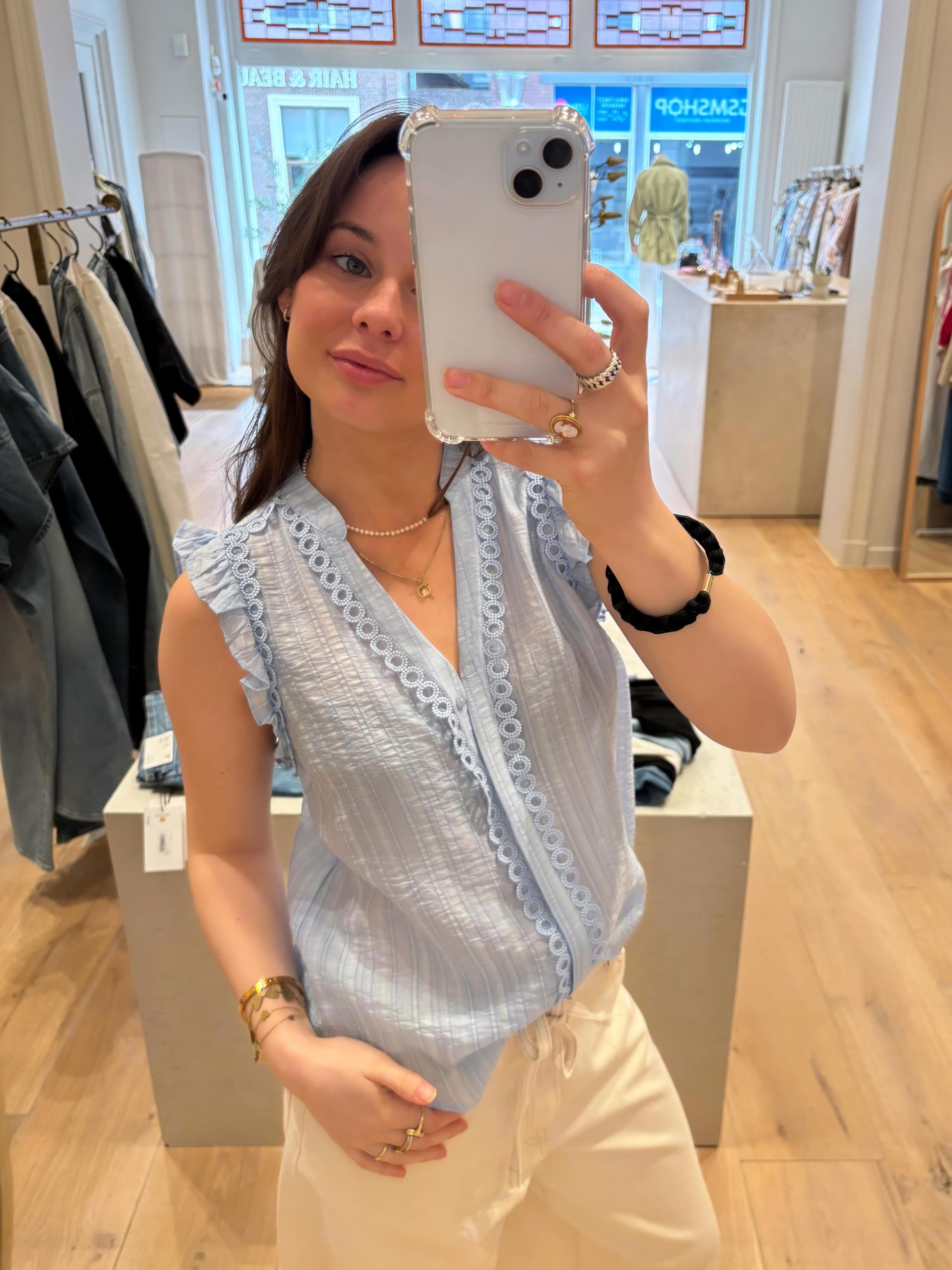 Wij zijn er weer vandaag dus kom gezellig shoppen🙌🏻
Dit mouwloze bloesje van @cocouture_official in het heerlijk frisse blauw shop je vandaag bij ons in de winkel!
#shopping #cocouture #blouse #fashioninspo #woodwassenaar